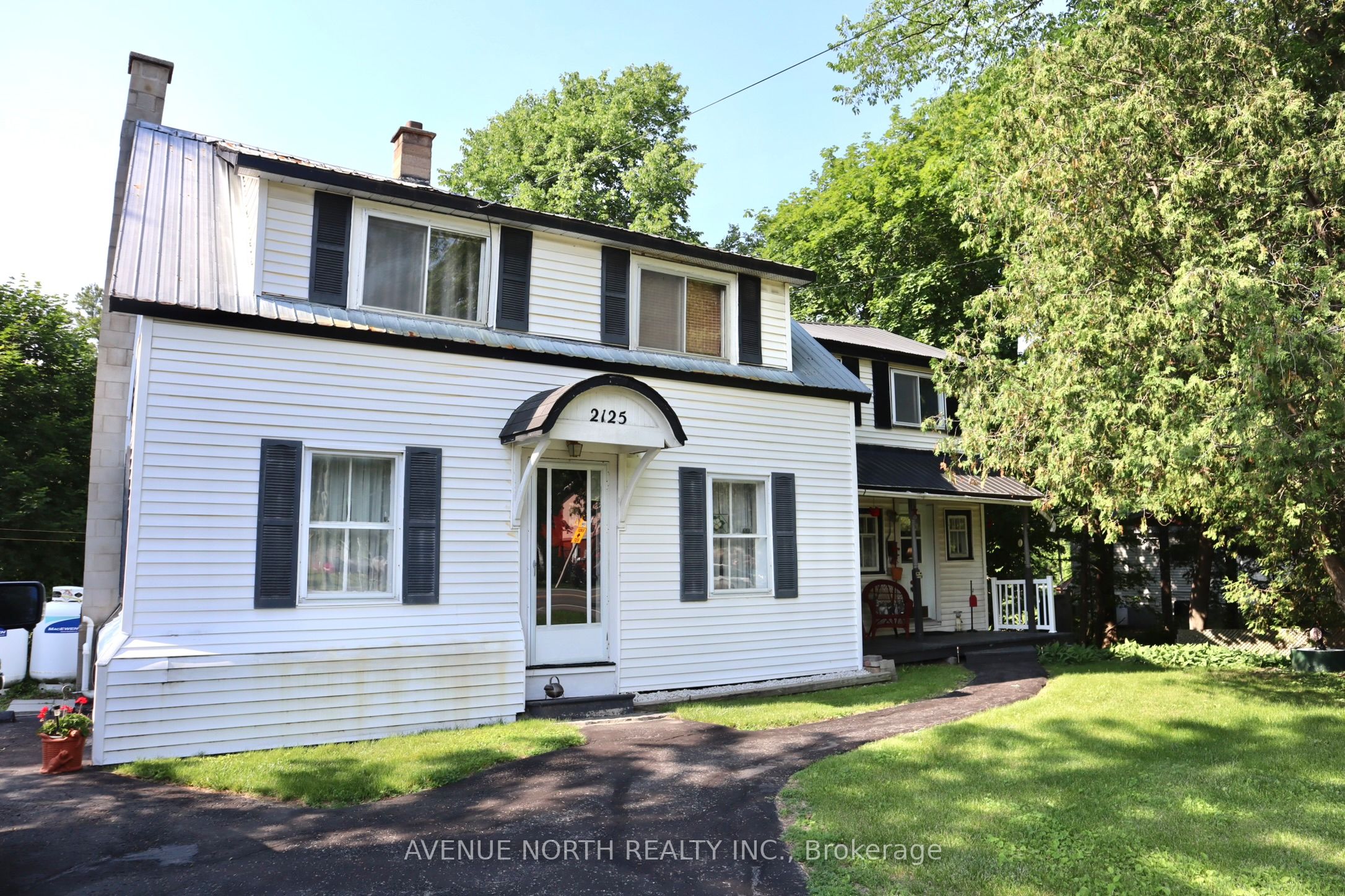 2125 Old Montreal Road Property Photo 1