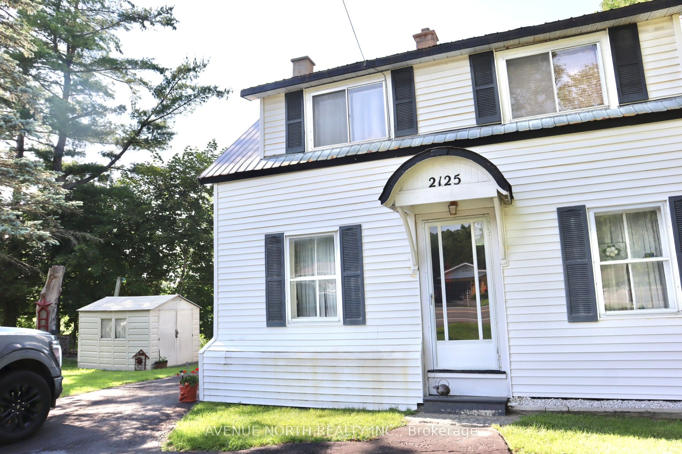 2125 Old Montreal Road Property Photo 3