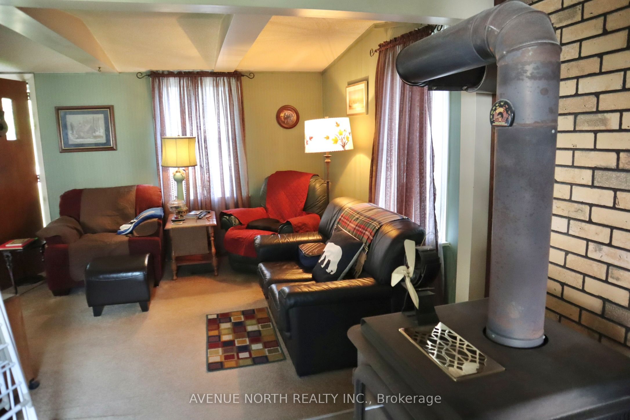 2125 Old Montreal Road Property Photo 14