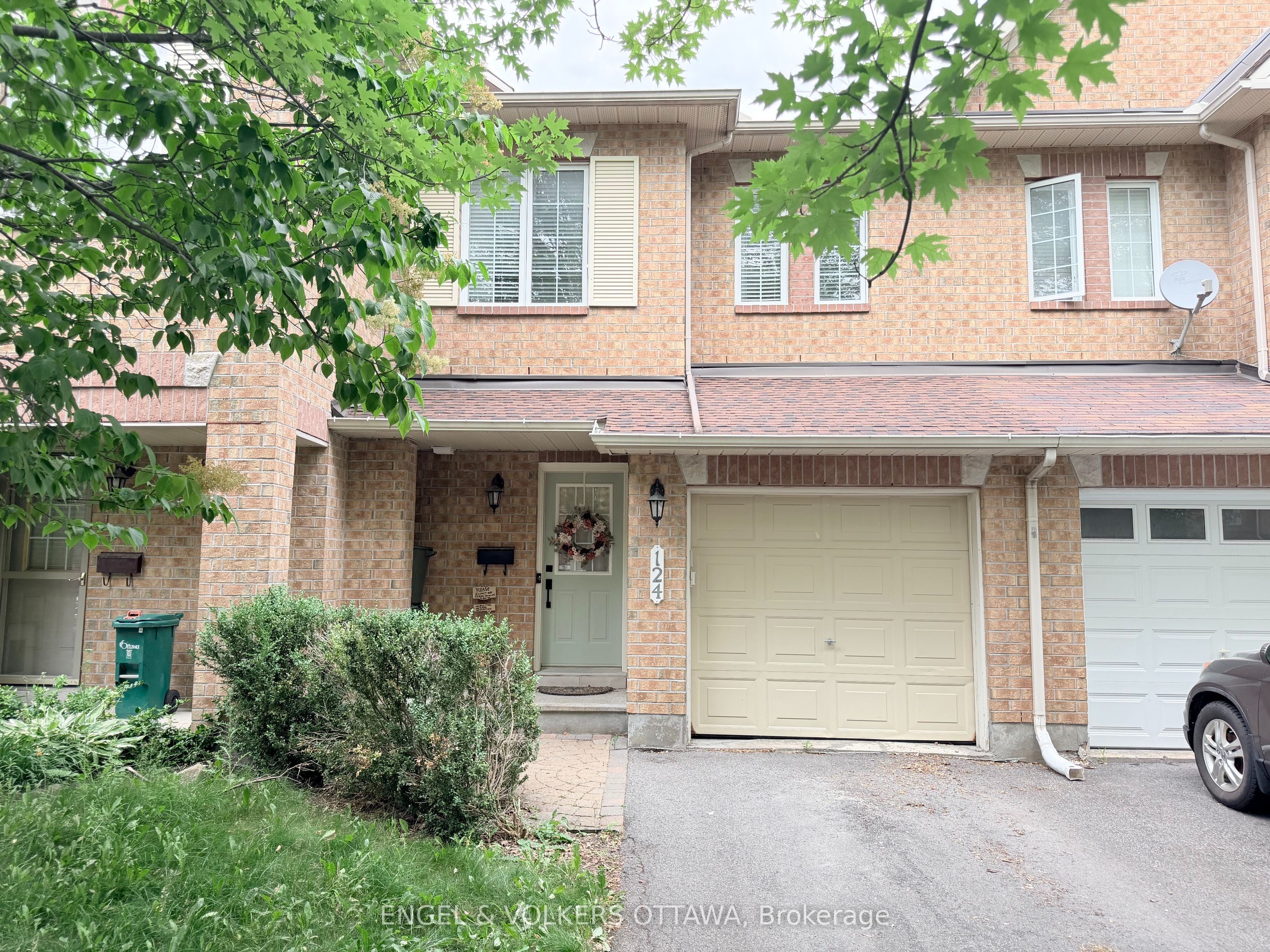 124 Landover Crescent Property Photo 1