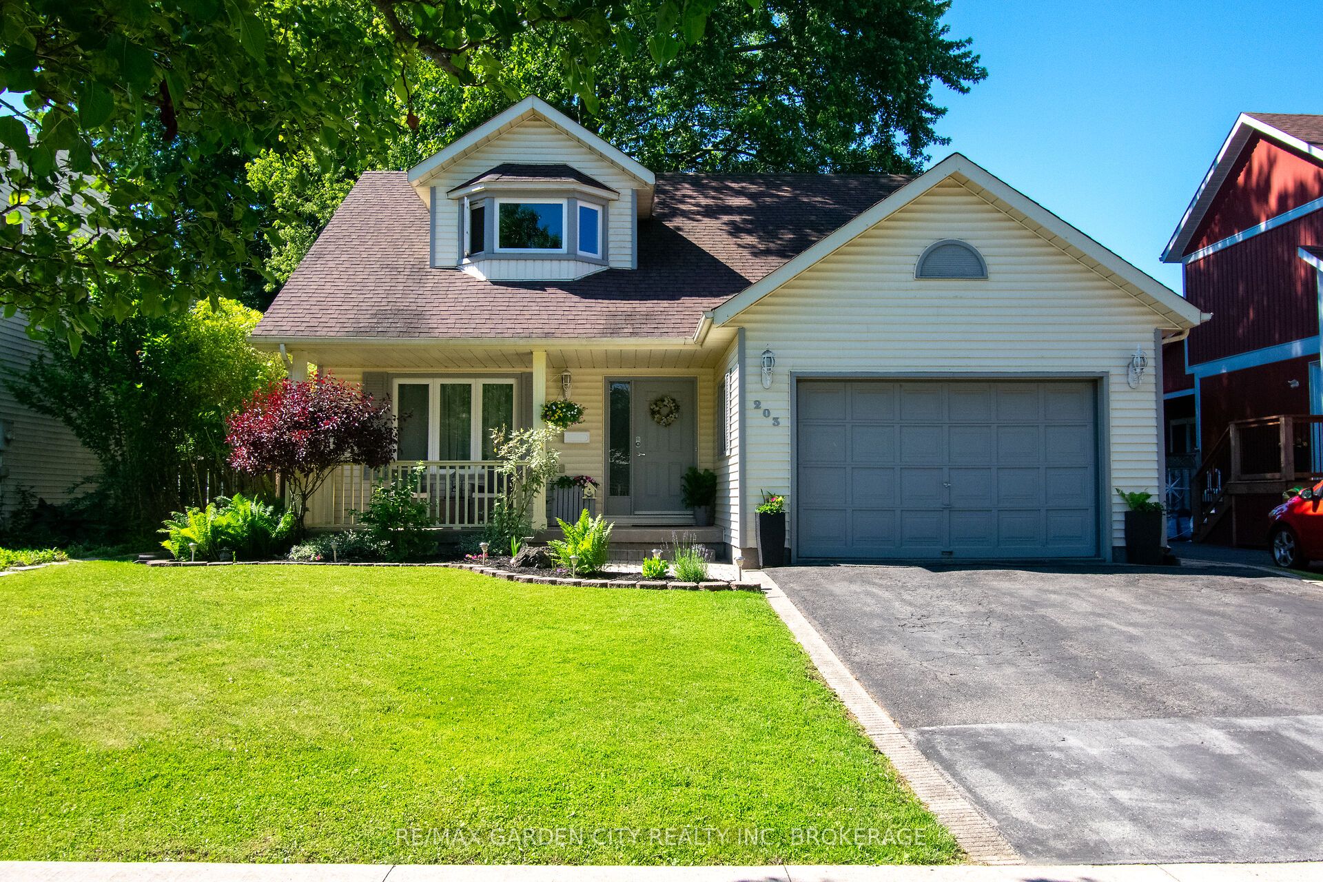 203 Leaside Drive Property Photo 1