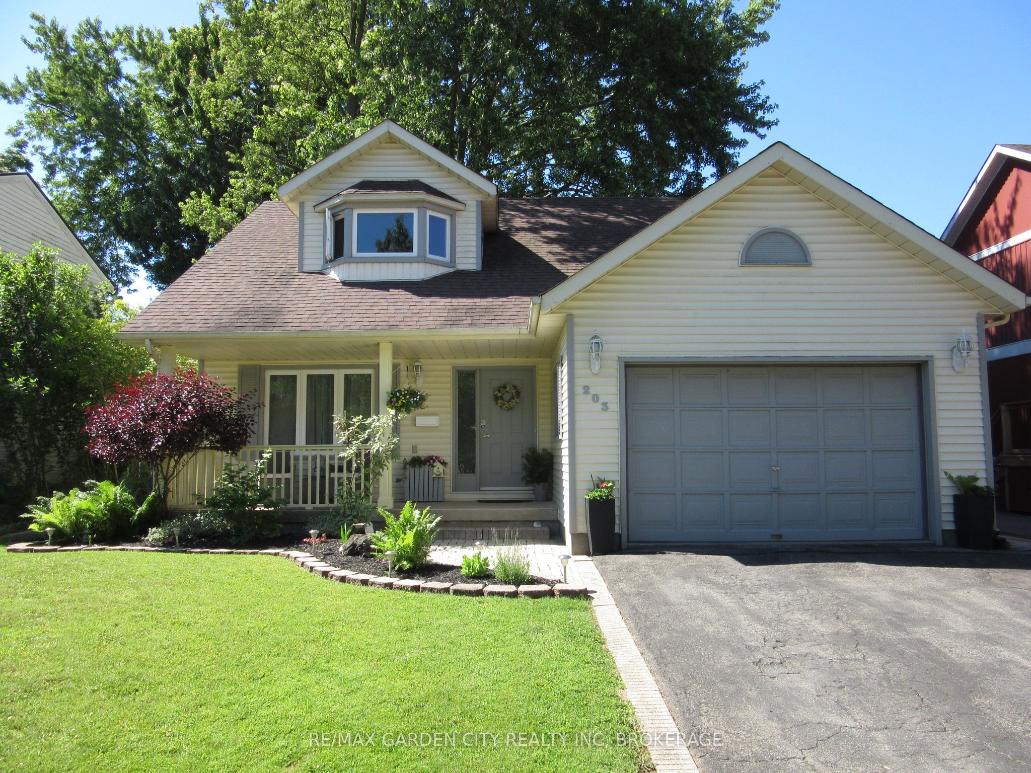 203 Leaside Drive Property Photo 2
