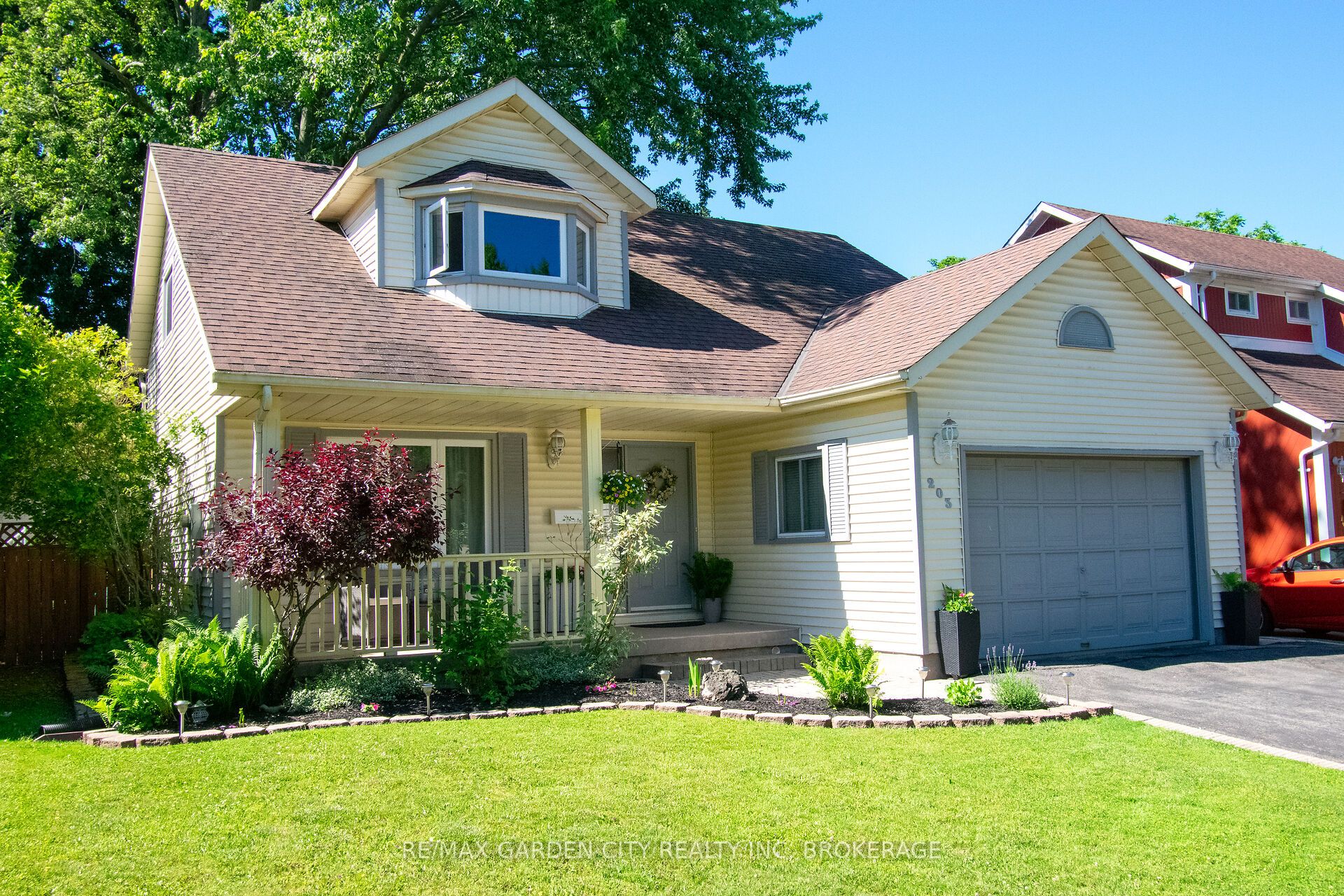 203 Leaside Drive Property Photo 3