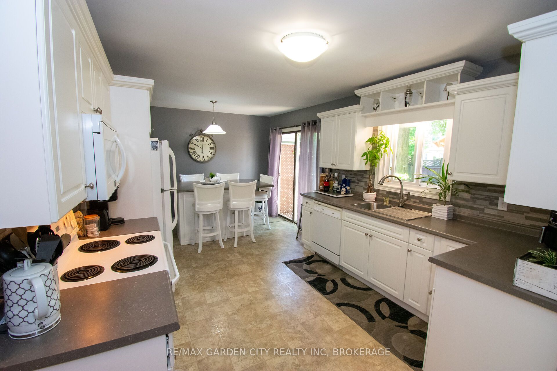 203 Leaside Drive Property Photo 14