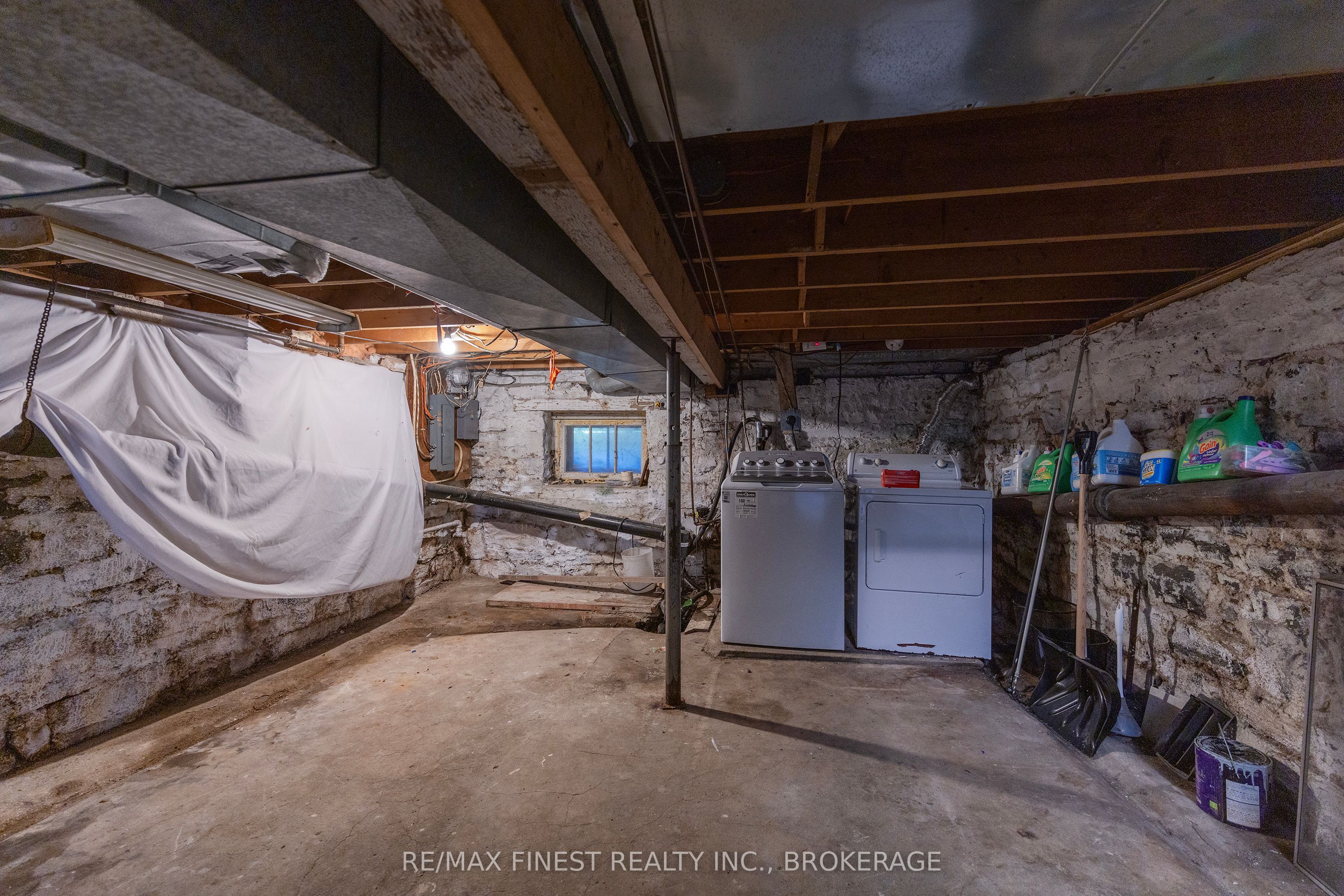 445 Albert Street Property Photo 38