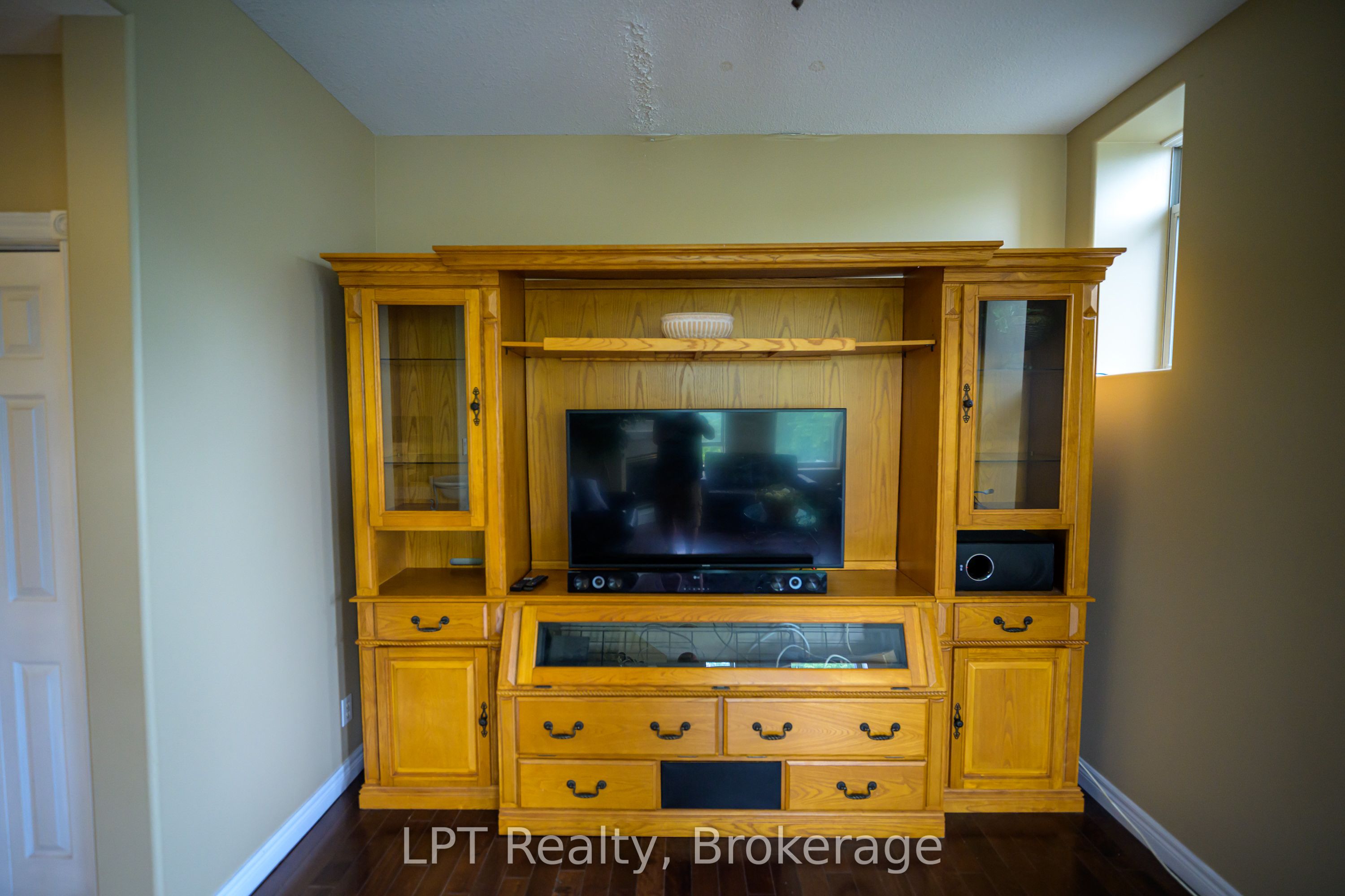 317 Queen Street 302 Property Photo 17
