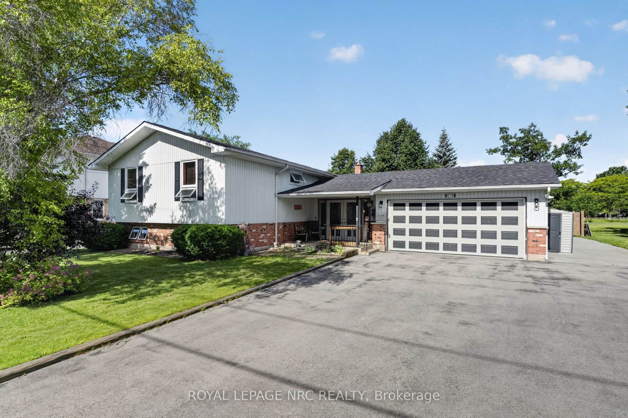 979 CRESCENT Road Property Photo 1