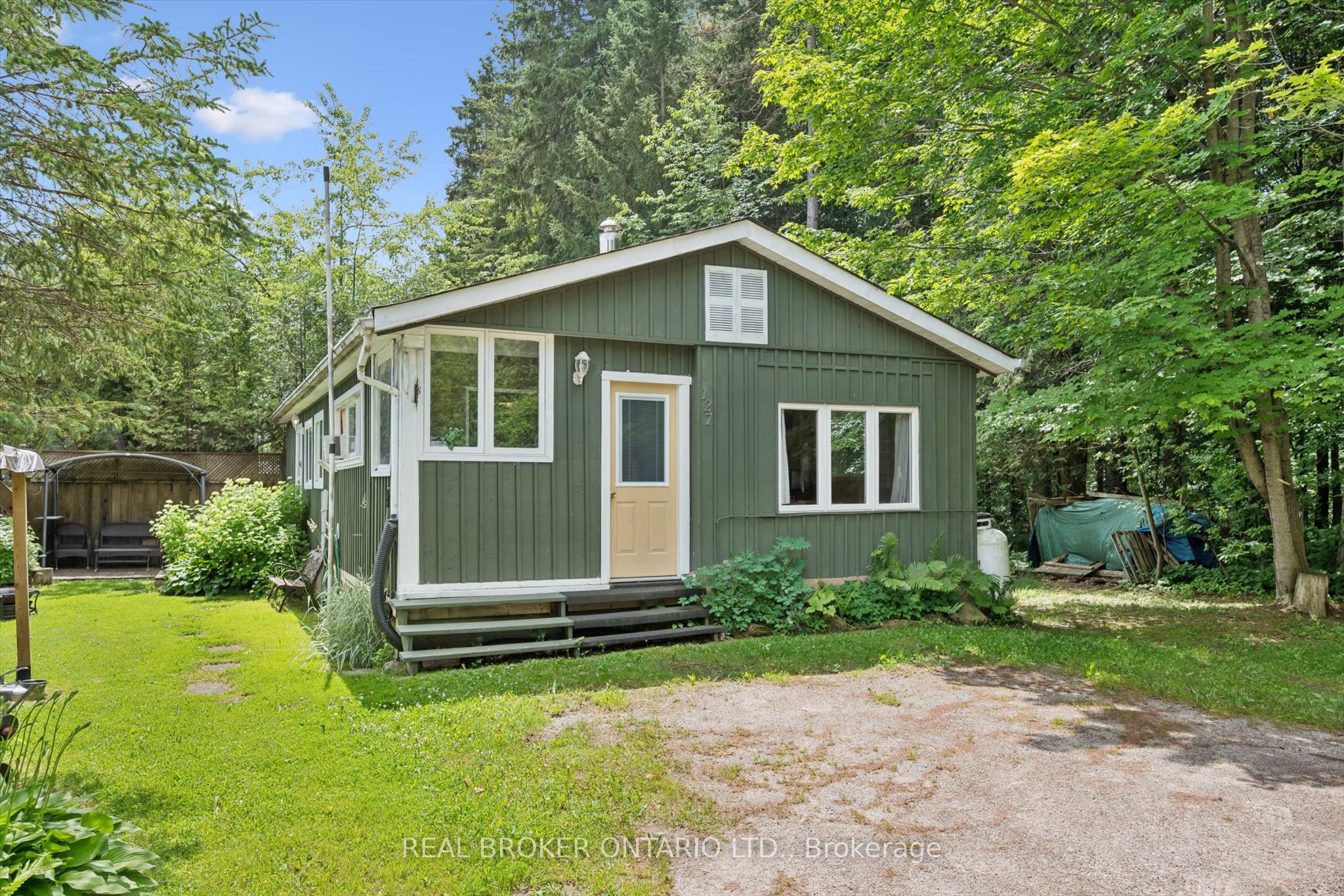 127 Cedar Crescent Property Photo 2