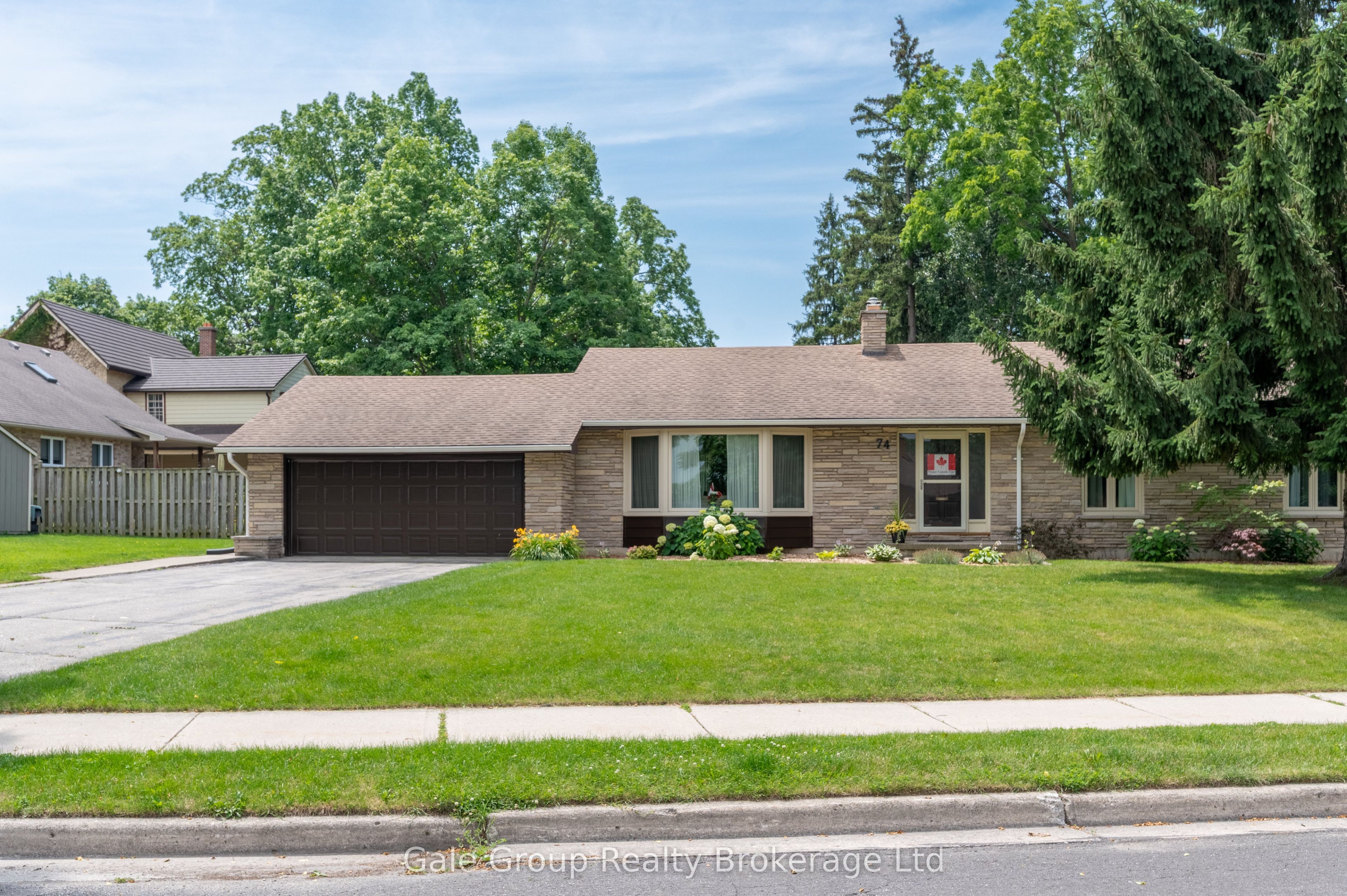 74 Pine Street W Property Photo 1
