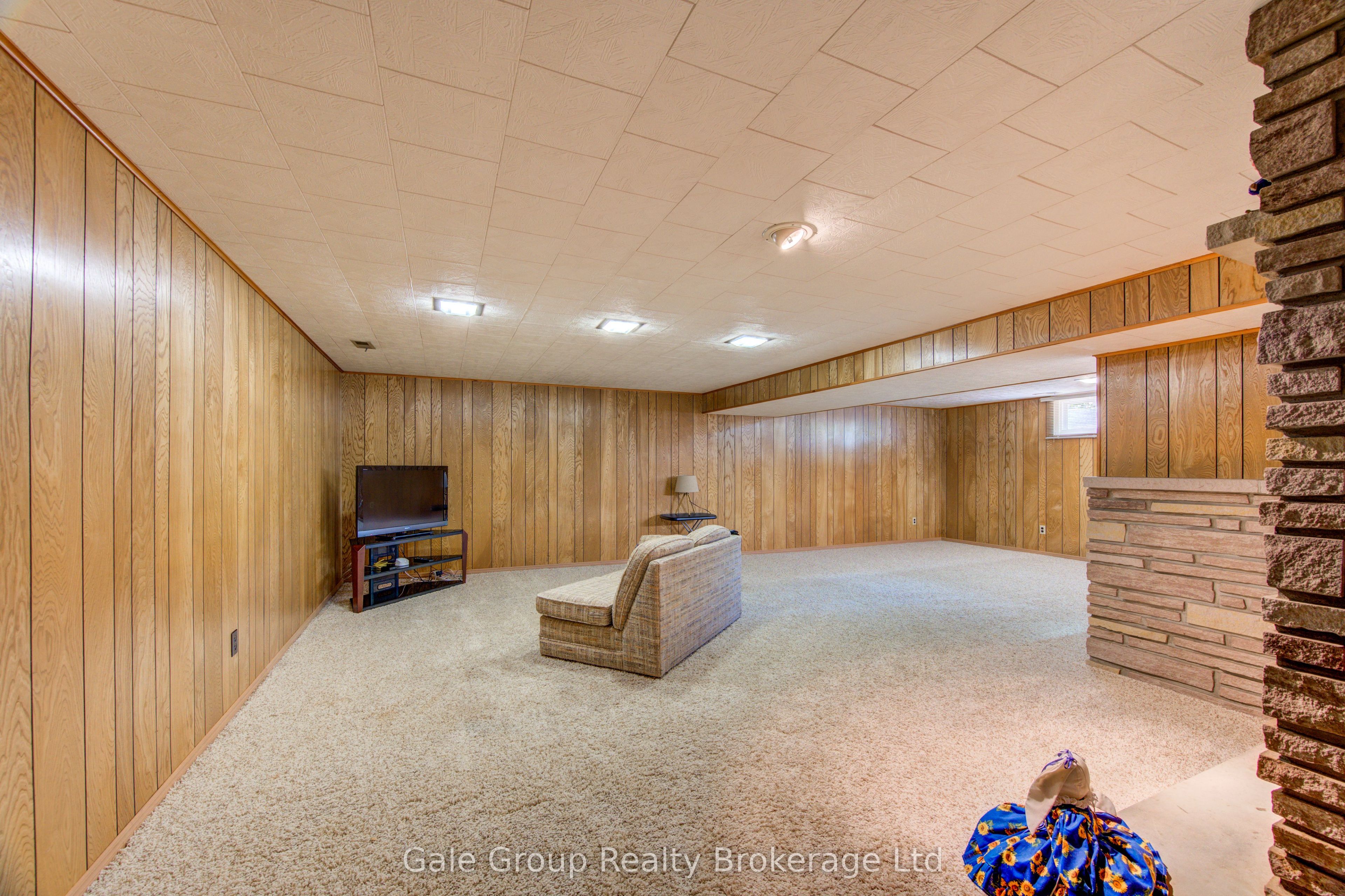 74 Pine Street W Property Photo 29