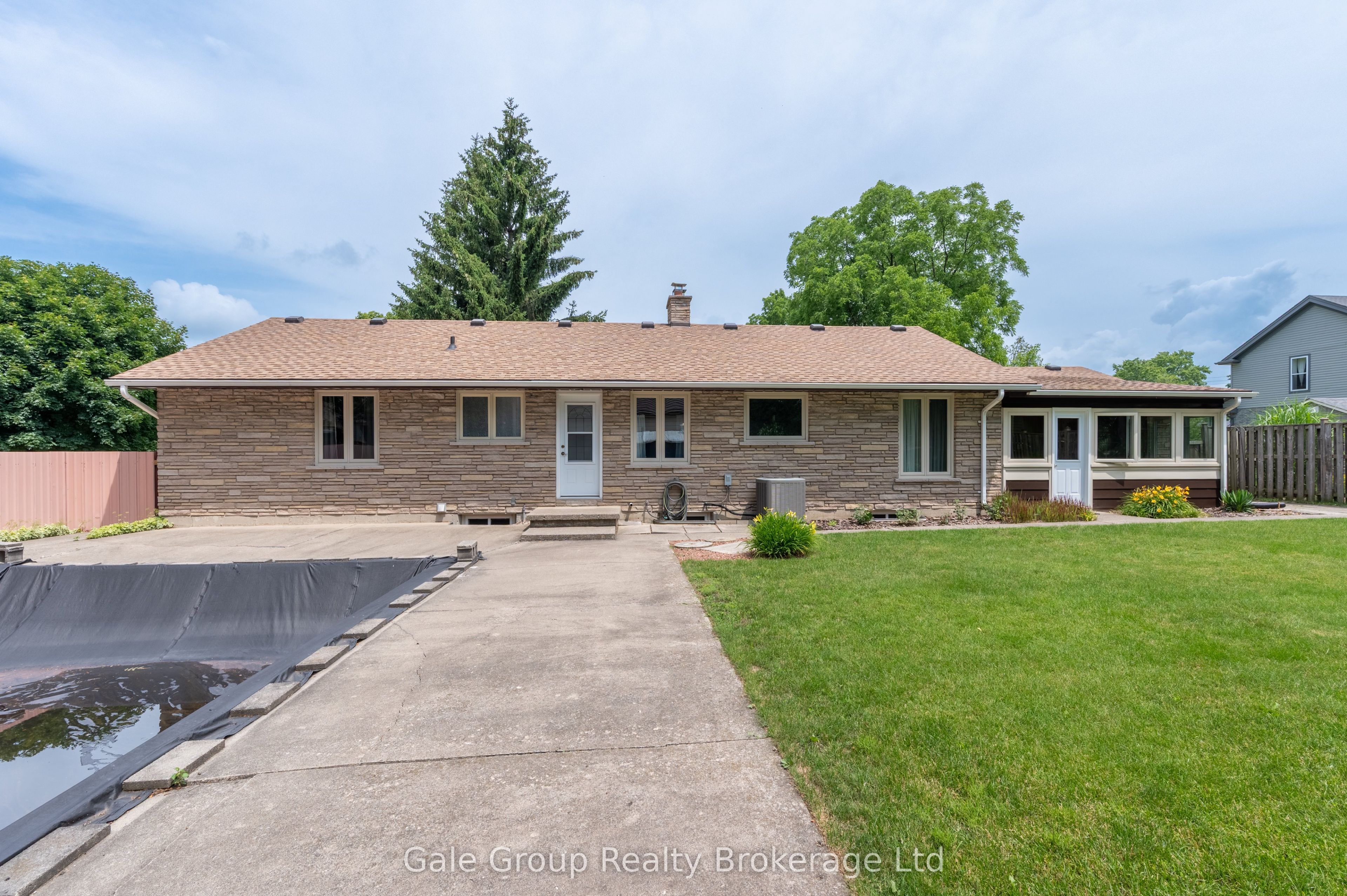 74 Pine Street W Property Photo 46