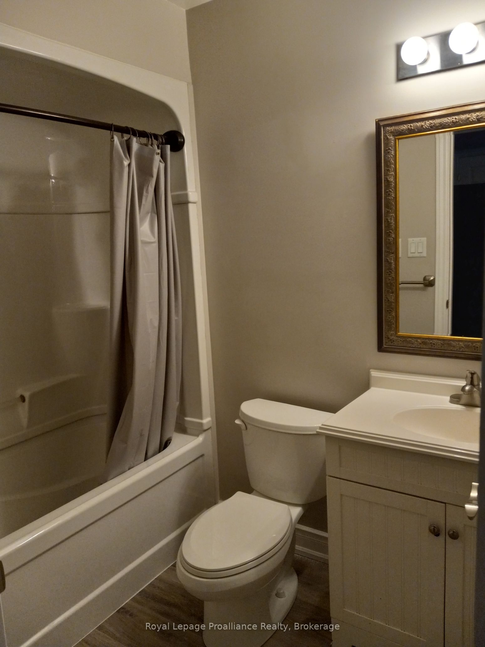21 King Street E Property Photo 8