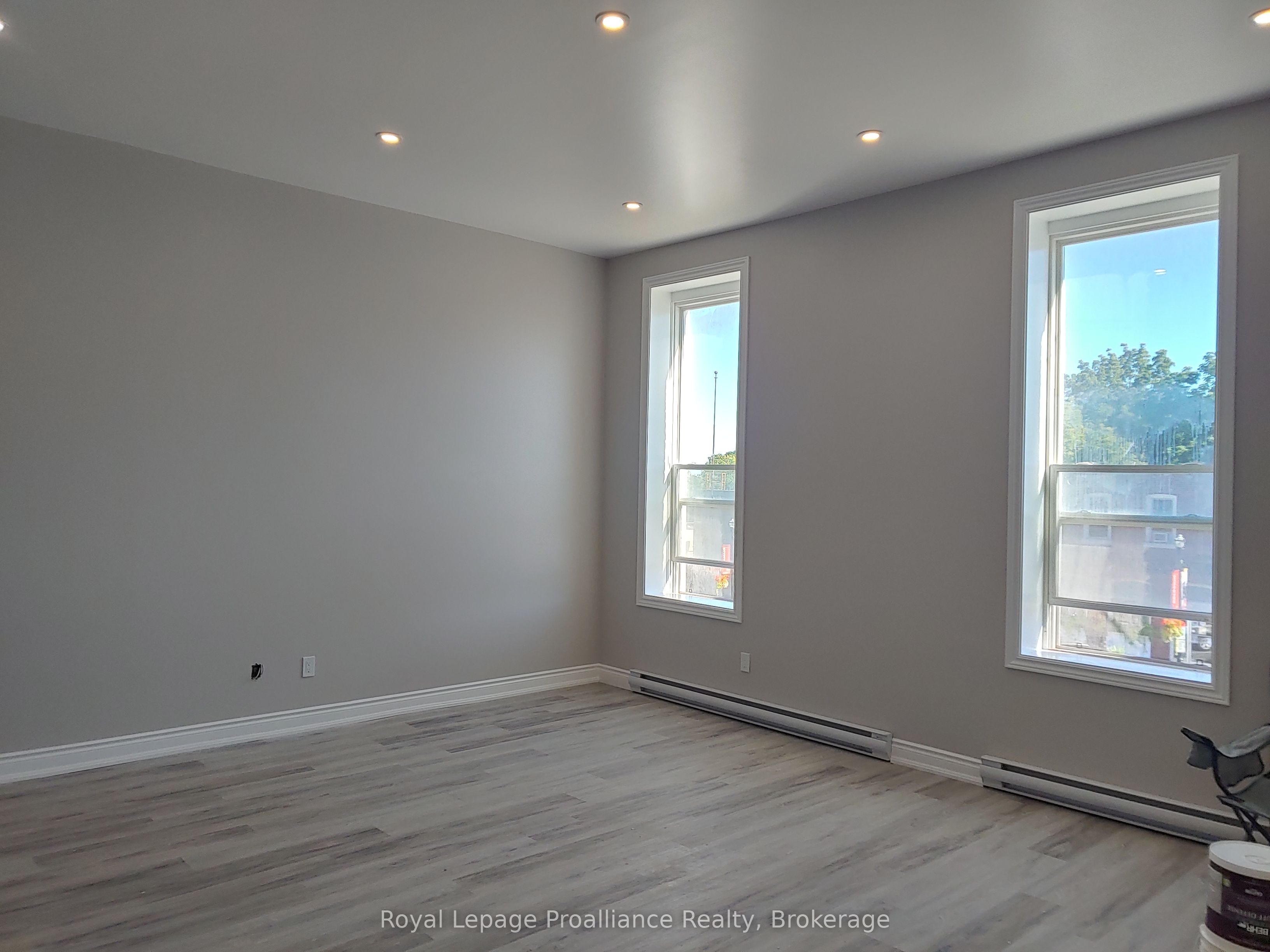 21 King Street E Property Photo 11