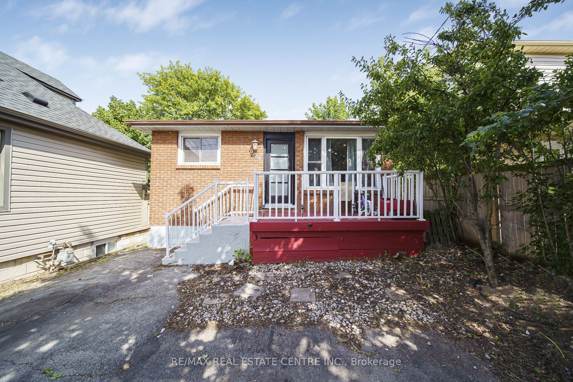 659 Upper Wellington Street E Property Photo 1