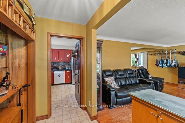 33 Meadowbrook Crescent Property Photo 6