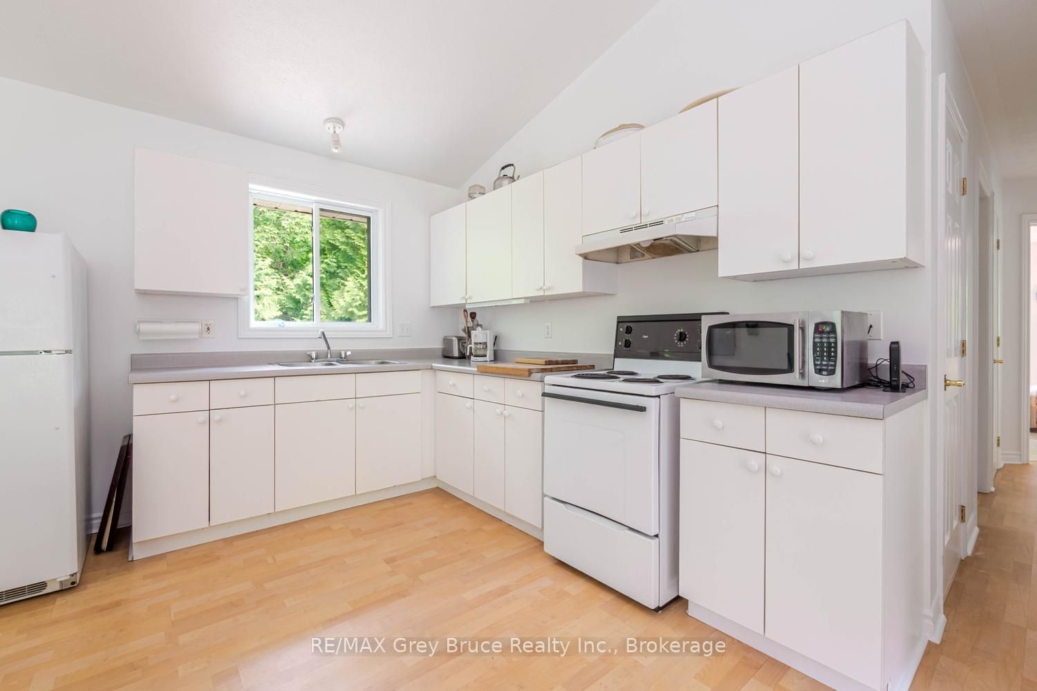 550 Huron Road N Property Photo 8