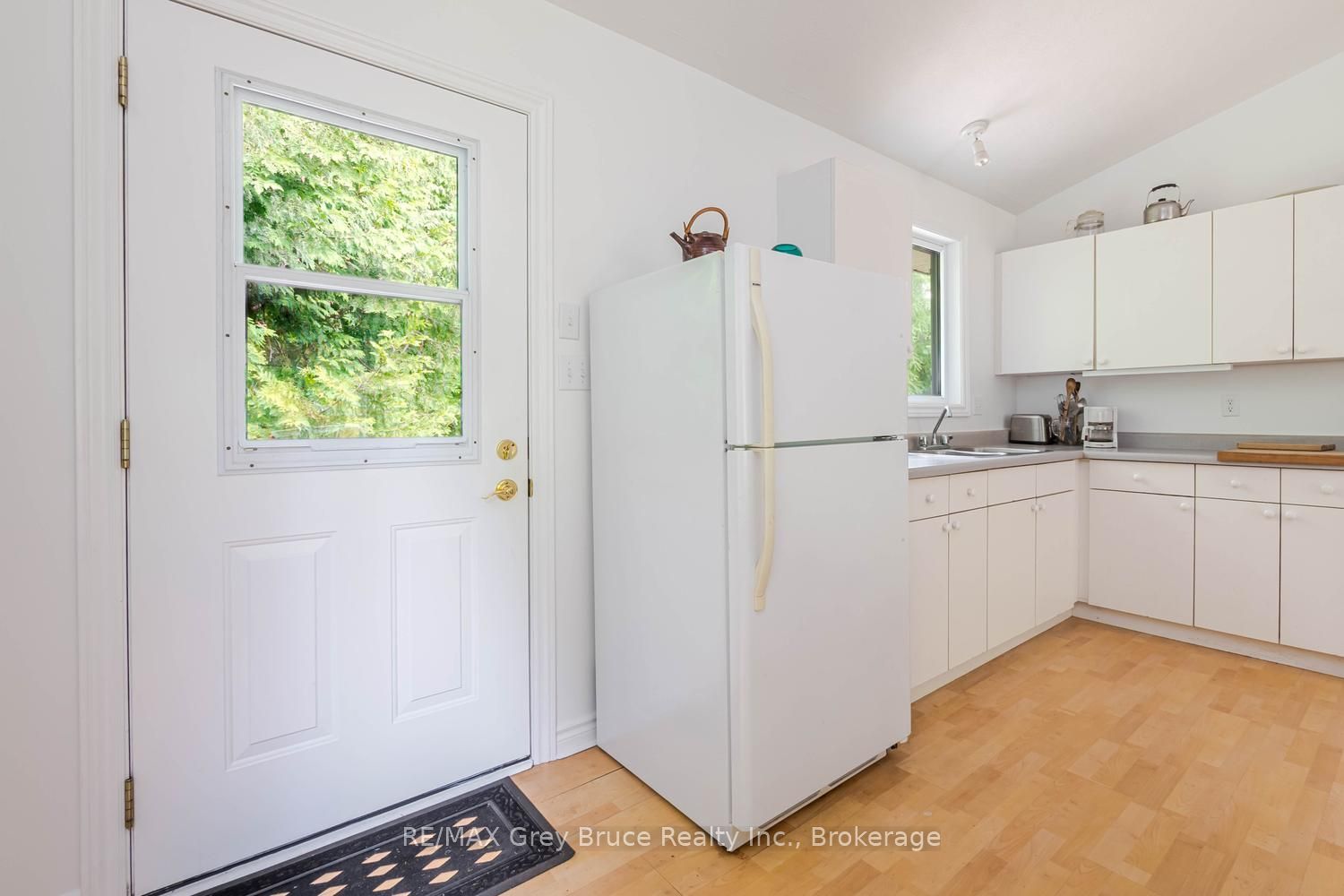 550 Huron Road N Property Photo 9