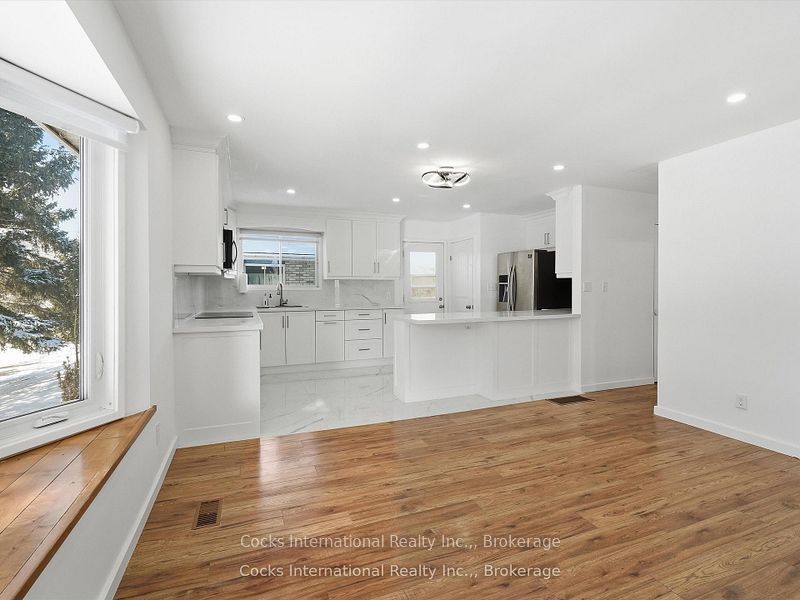 36 Susan Street W Property Photo 15