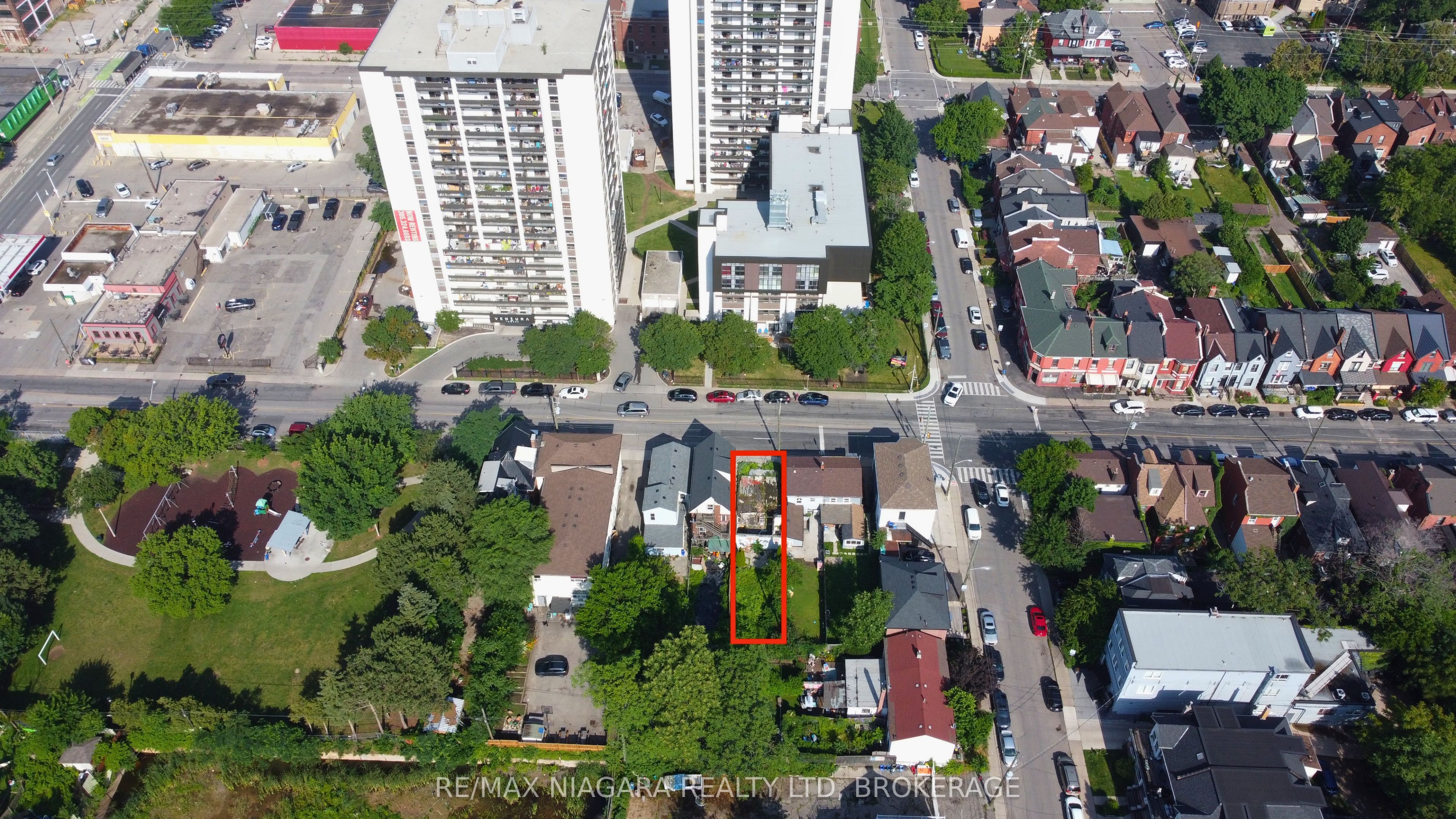 186 John Street N Property Photo 4