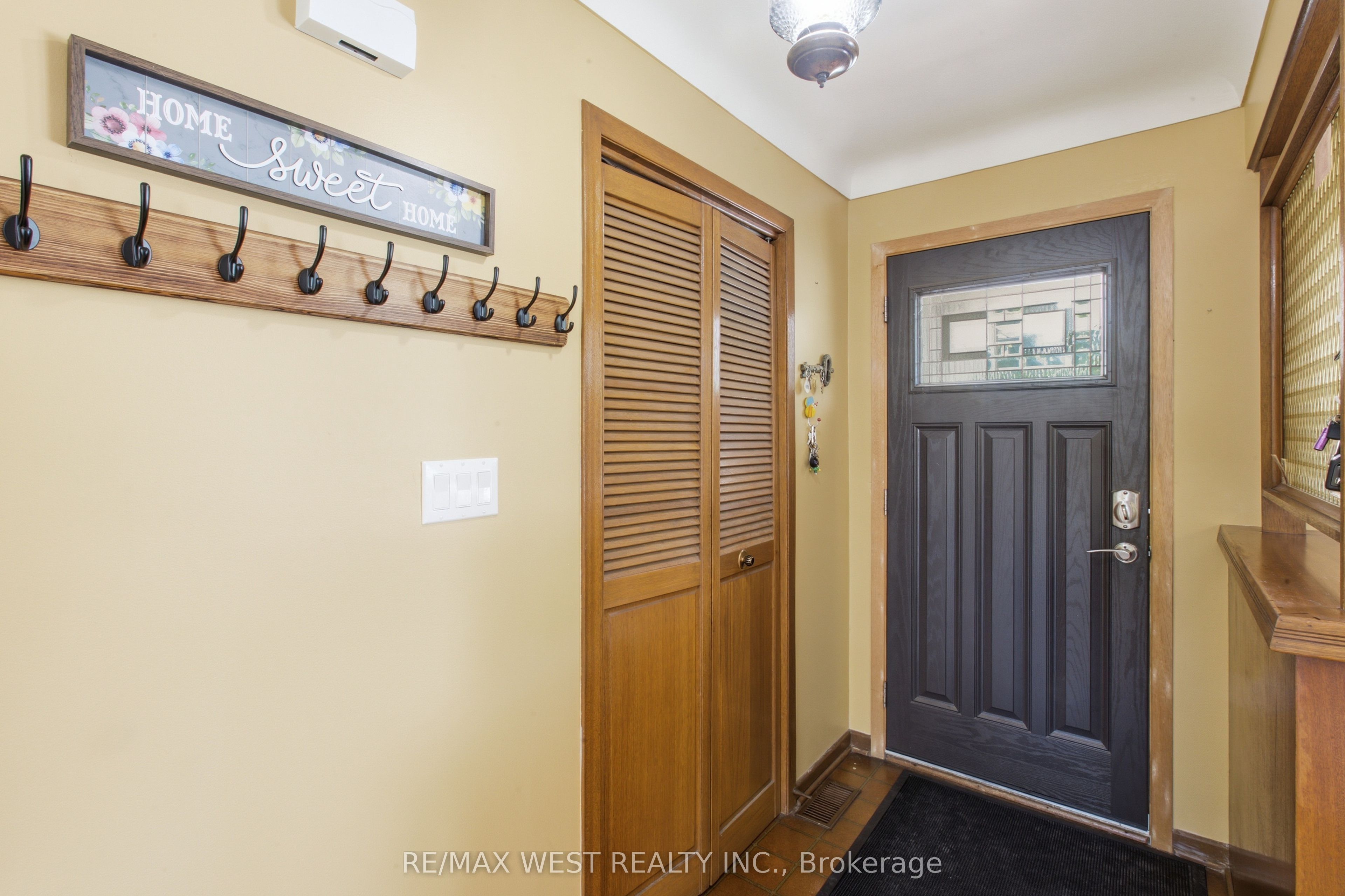453 Leonard Avenue Property Photo 5