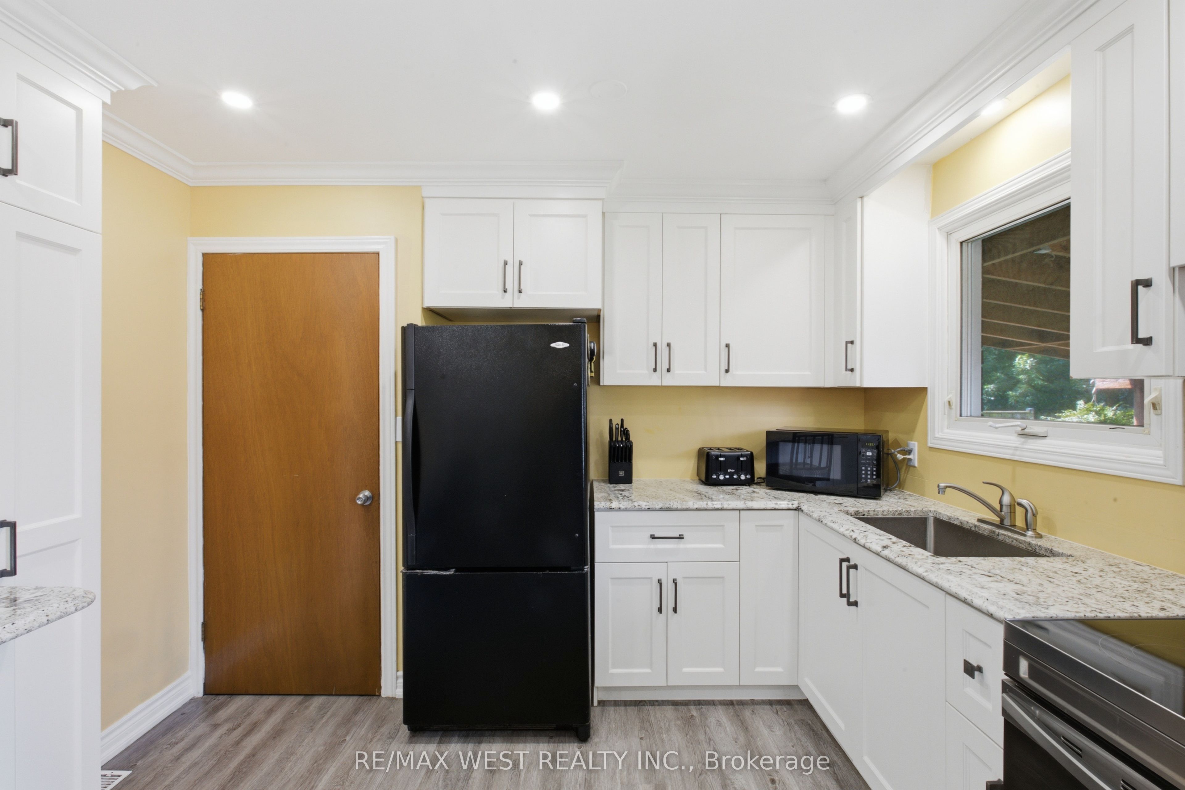 453 Leonard Avenue Property Photo 8