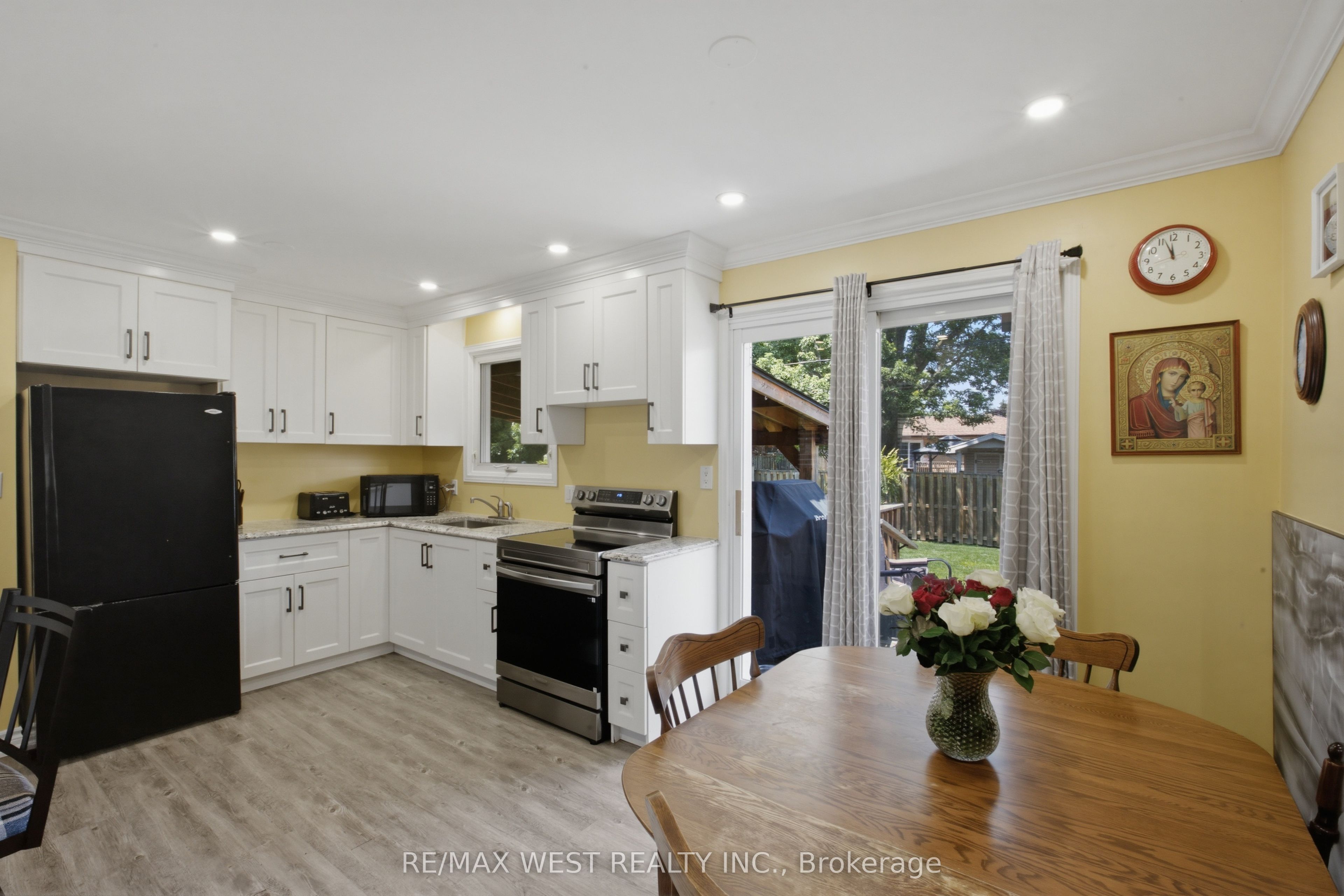 453 Leonard Avenue Property Photo 9