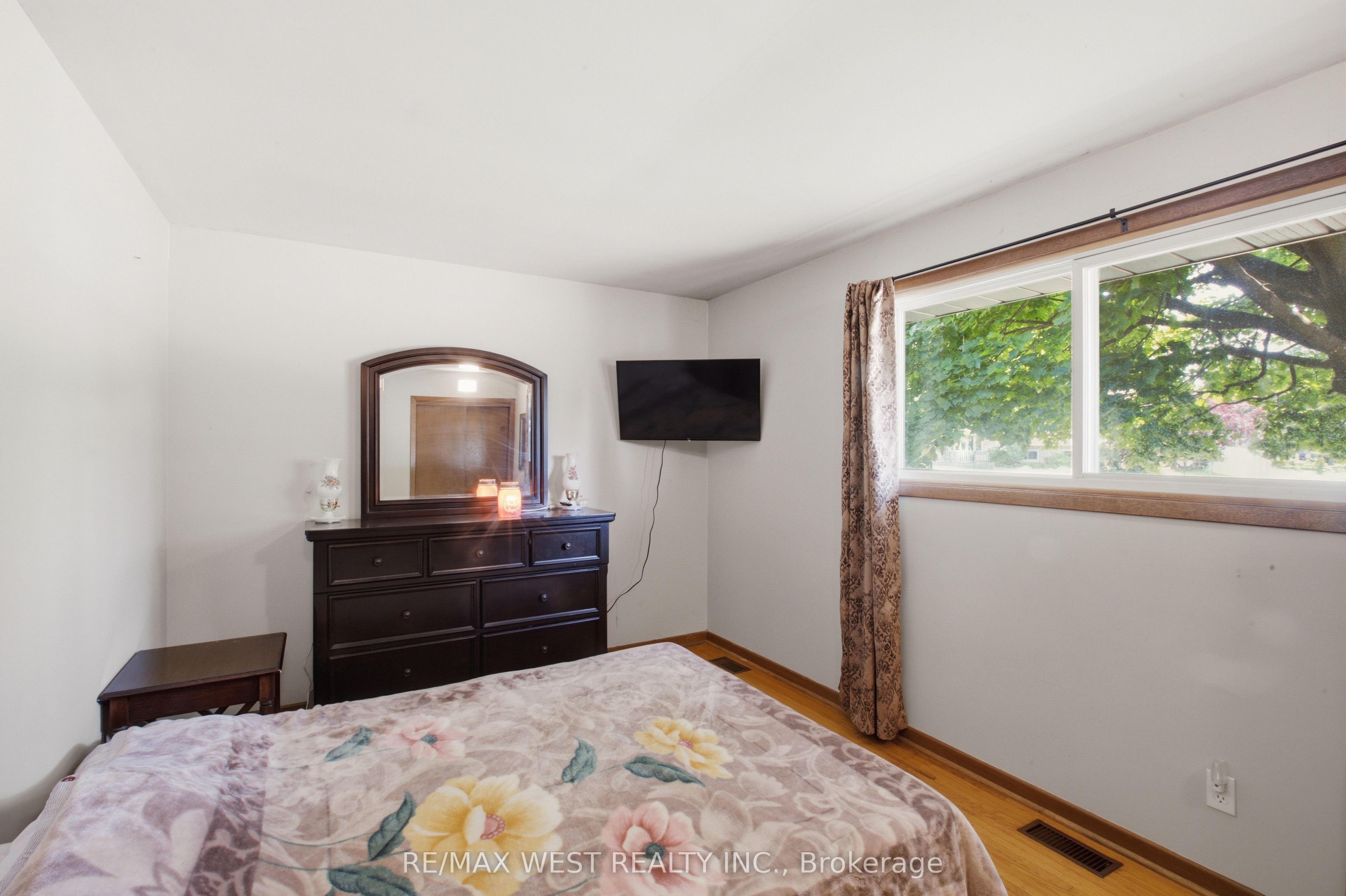 453 Leonard Avenue Property Photo 17