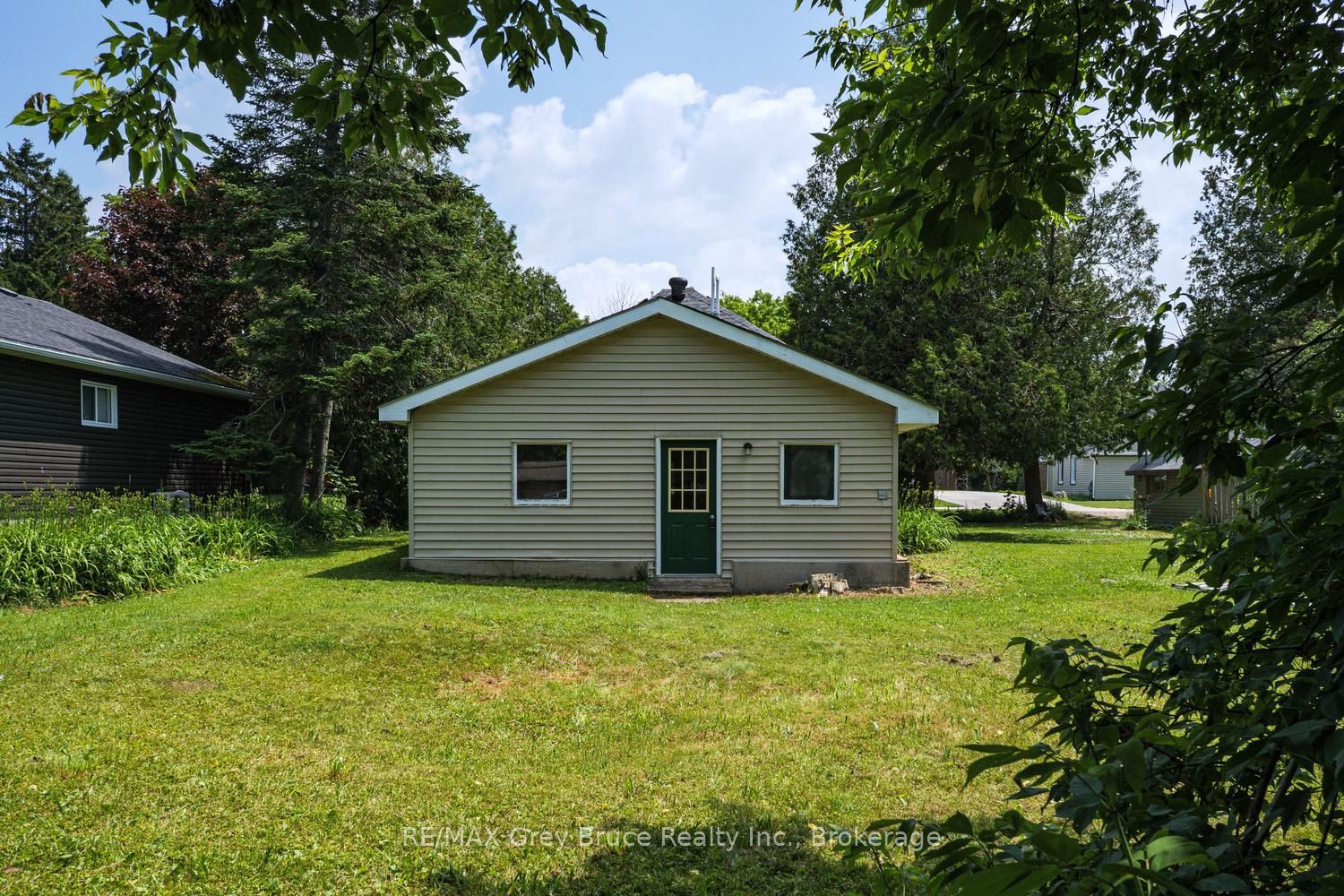 586 Dawson Street S Property Photo 2