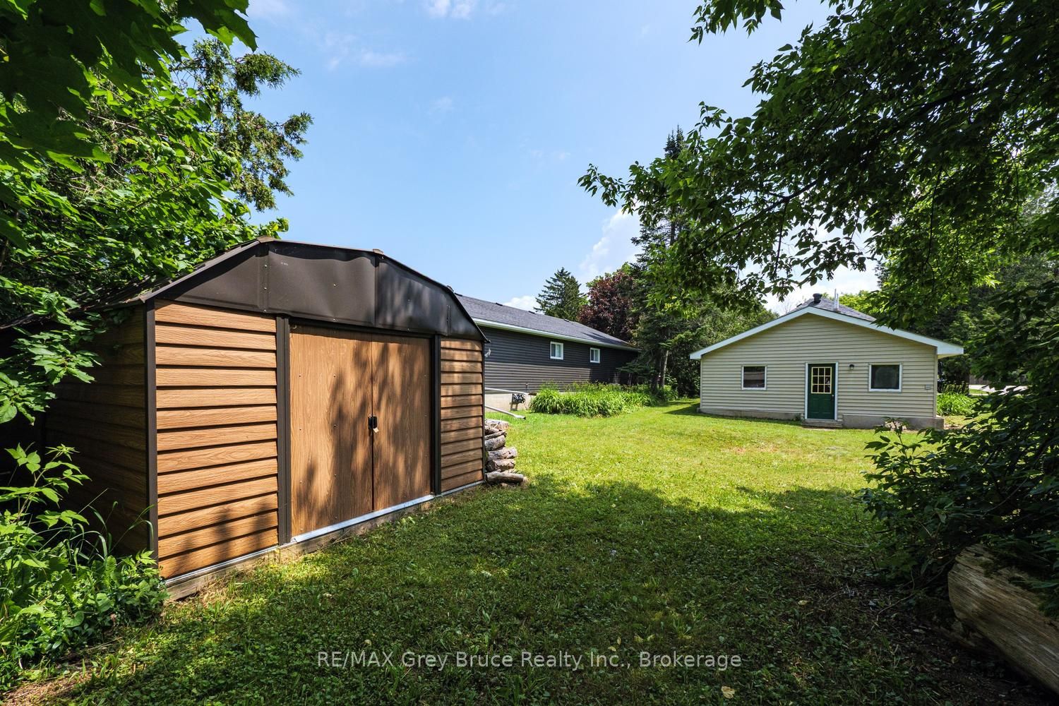 586 Dawson Street S Property Photo 3