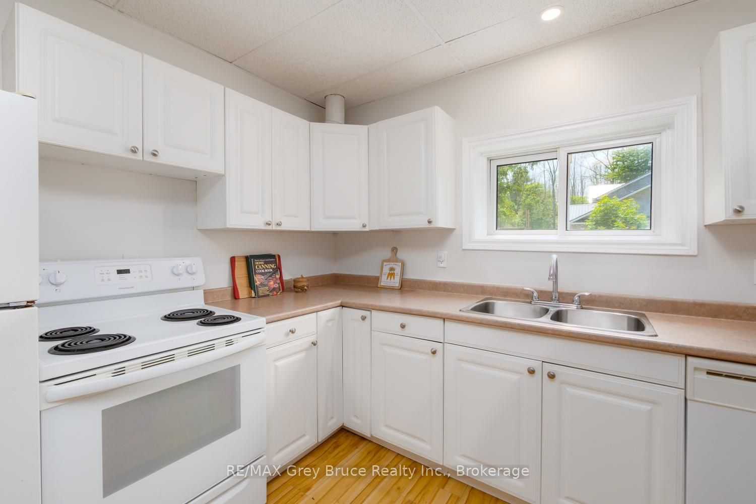 586 Dawson Street S Property Photo 7