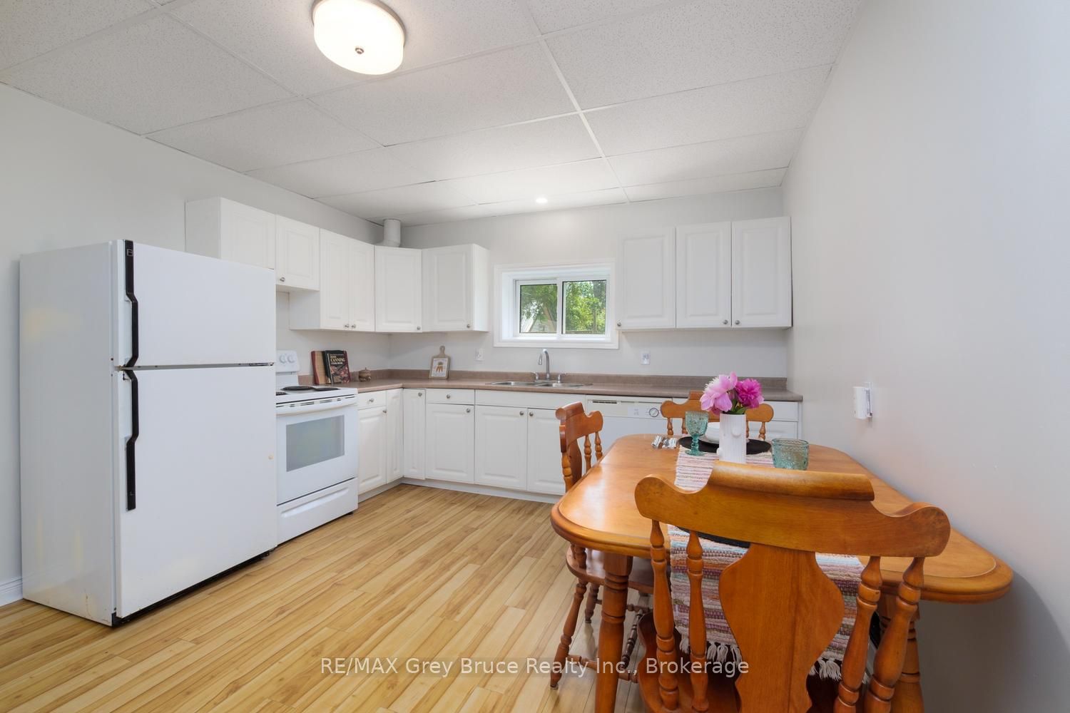 586 Dawson Street S Property Photo 8