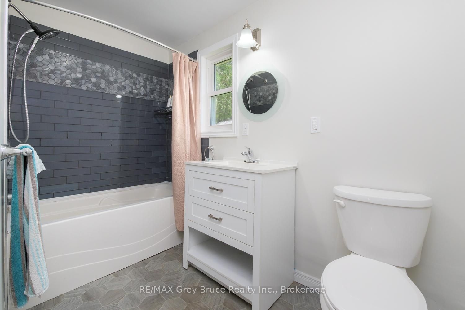 586 Dawson Street S Property Photo 10
