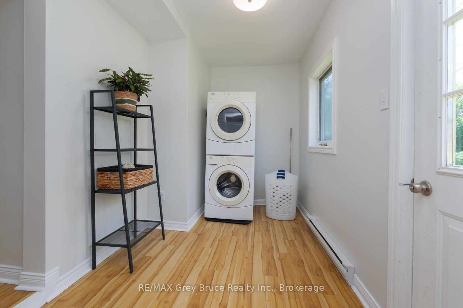 586 Dawson Street S Property Photo 11