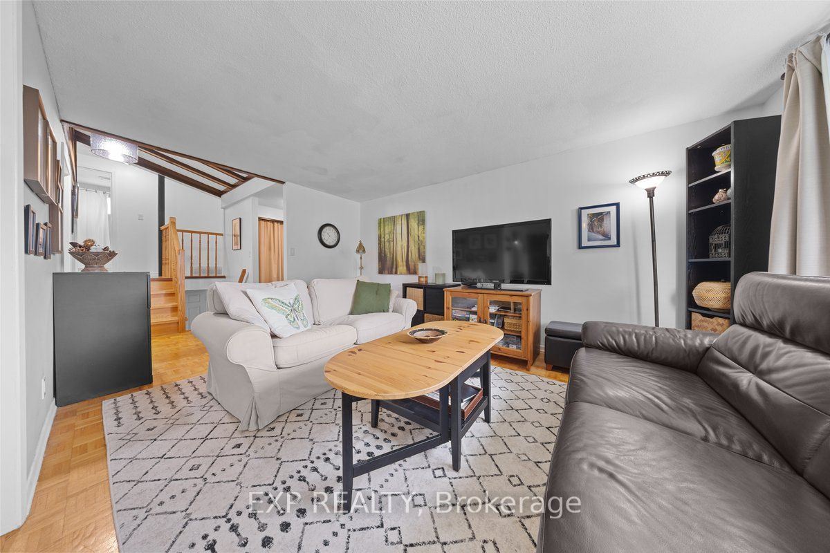 396 Hatfield Crescent Property Photo 6