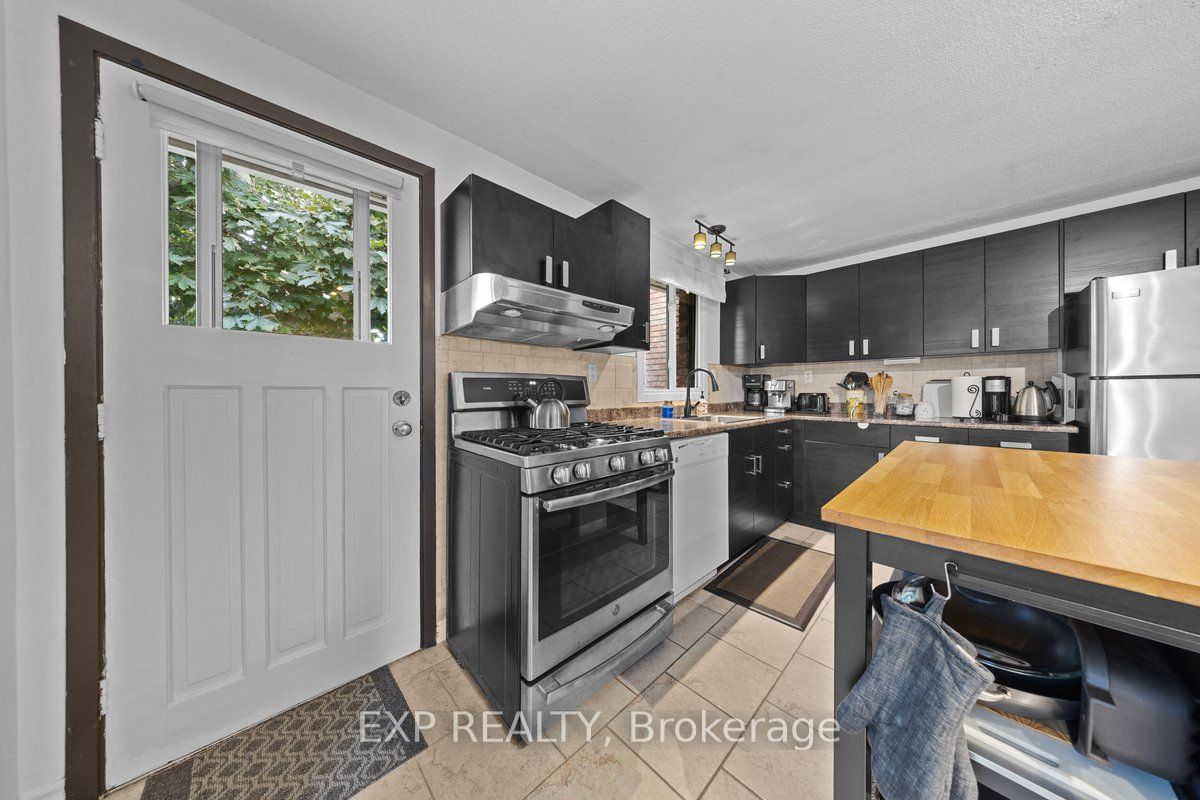 396 Hatfield Crescent Property Photo 14