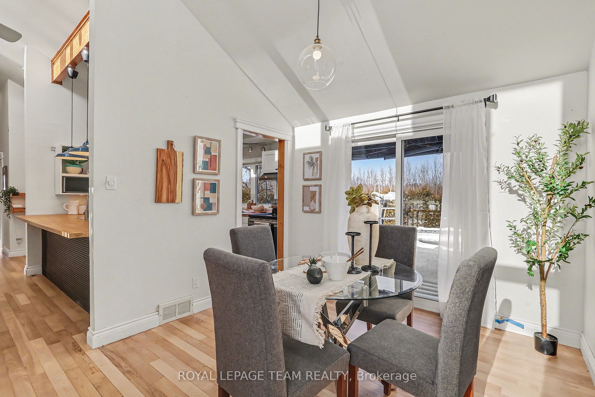 237 Queen West Street Property Photo 10