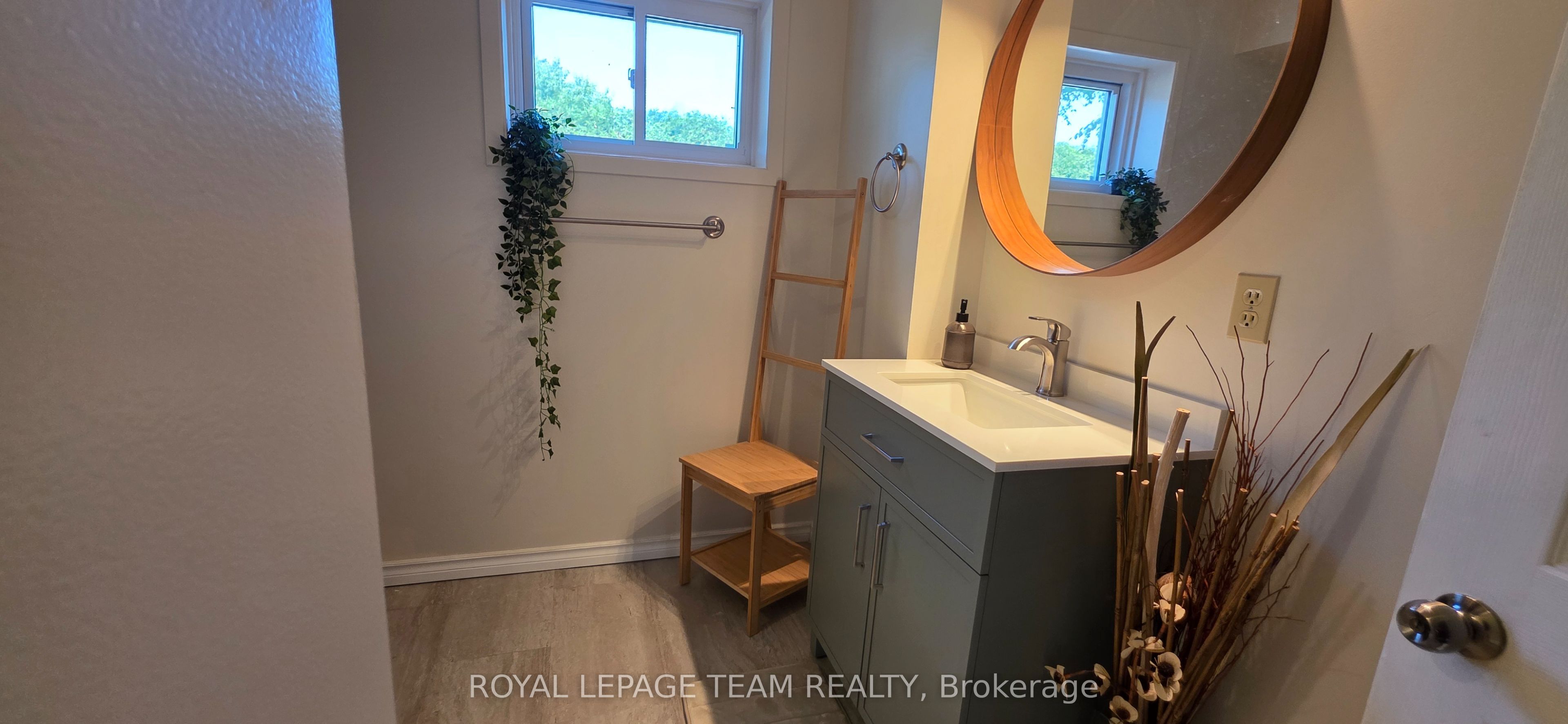 237 Queen West Street Property Photo 22