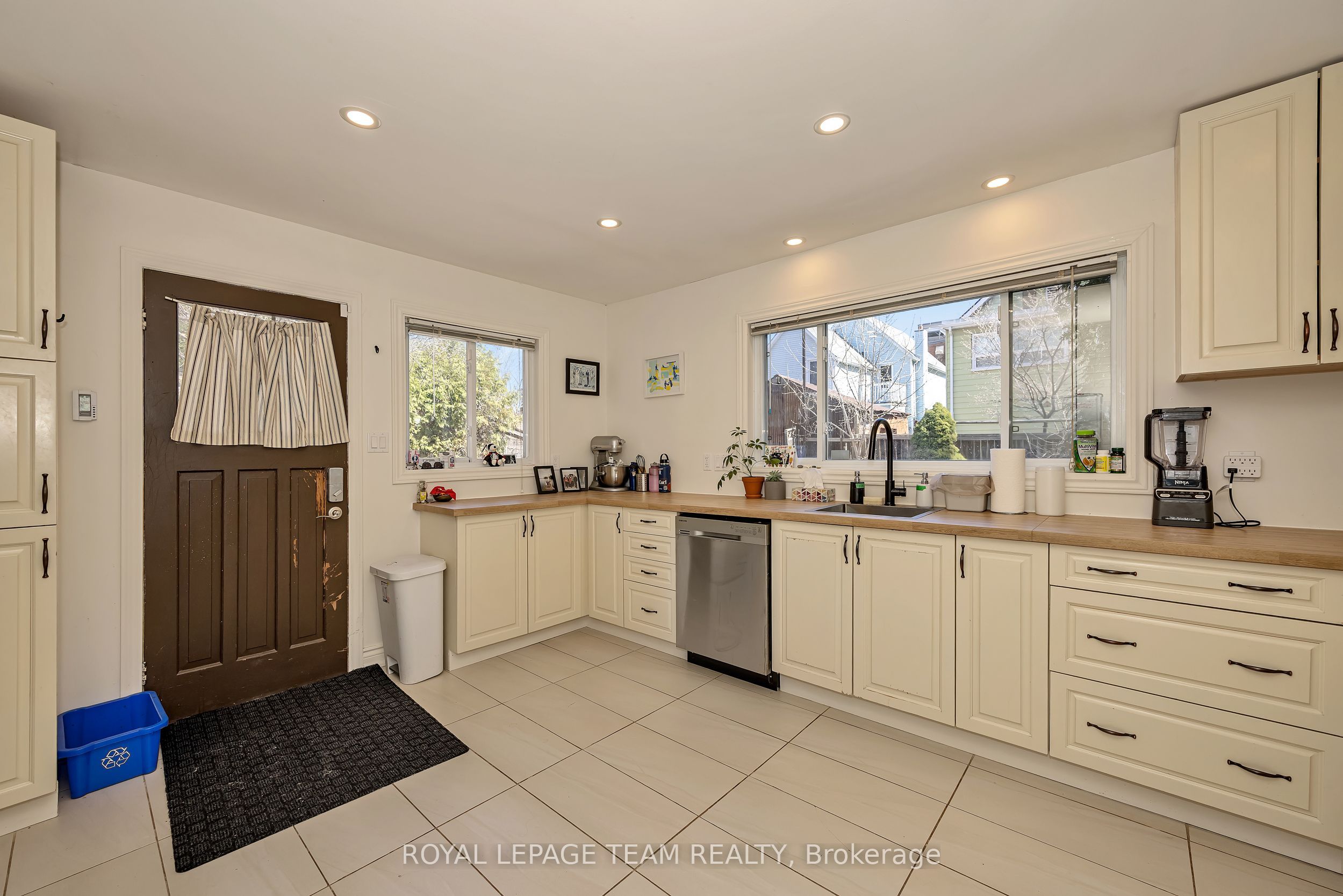 11 Sherbrooke Avenue Property Photo 17