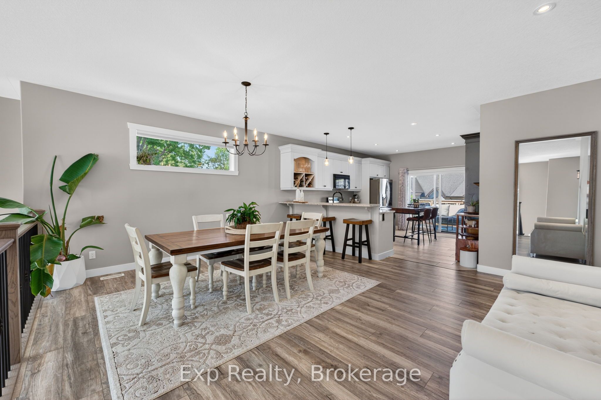 564 Sidney Street Property Photo 6