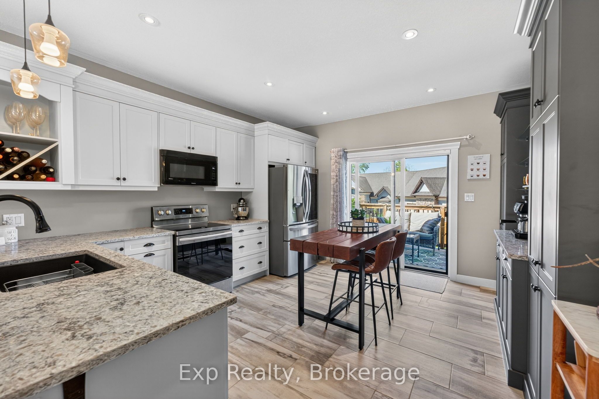 564 Sidney Street Property Photo 8