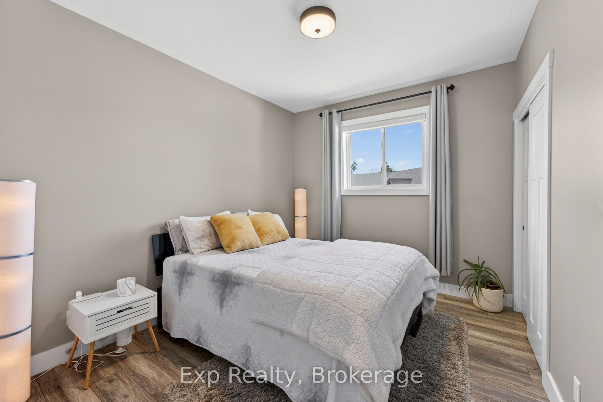 564 Sidney Street Property Photo 15