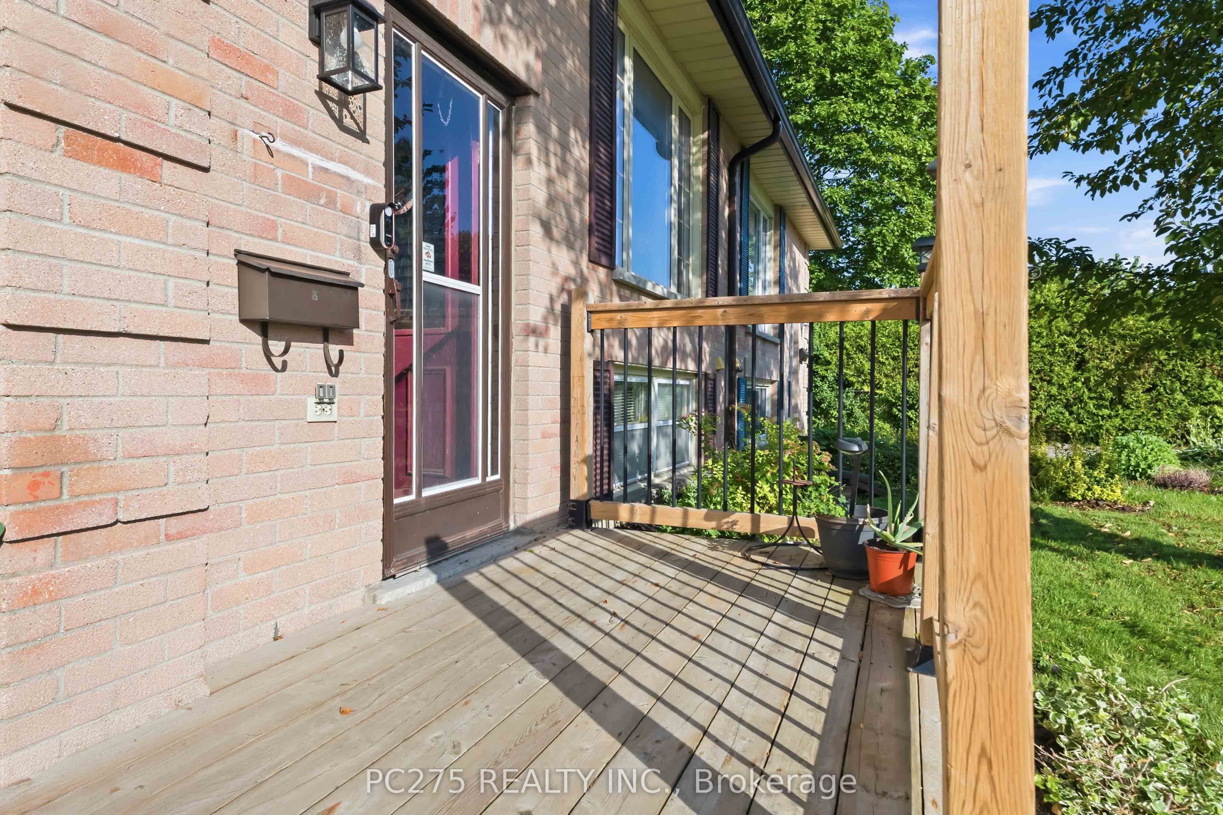 615 Deveron Crescent Property Photo 4