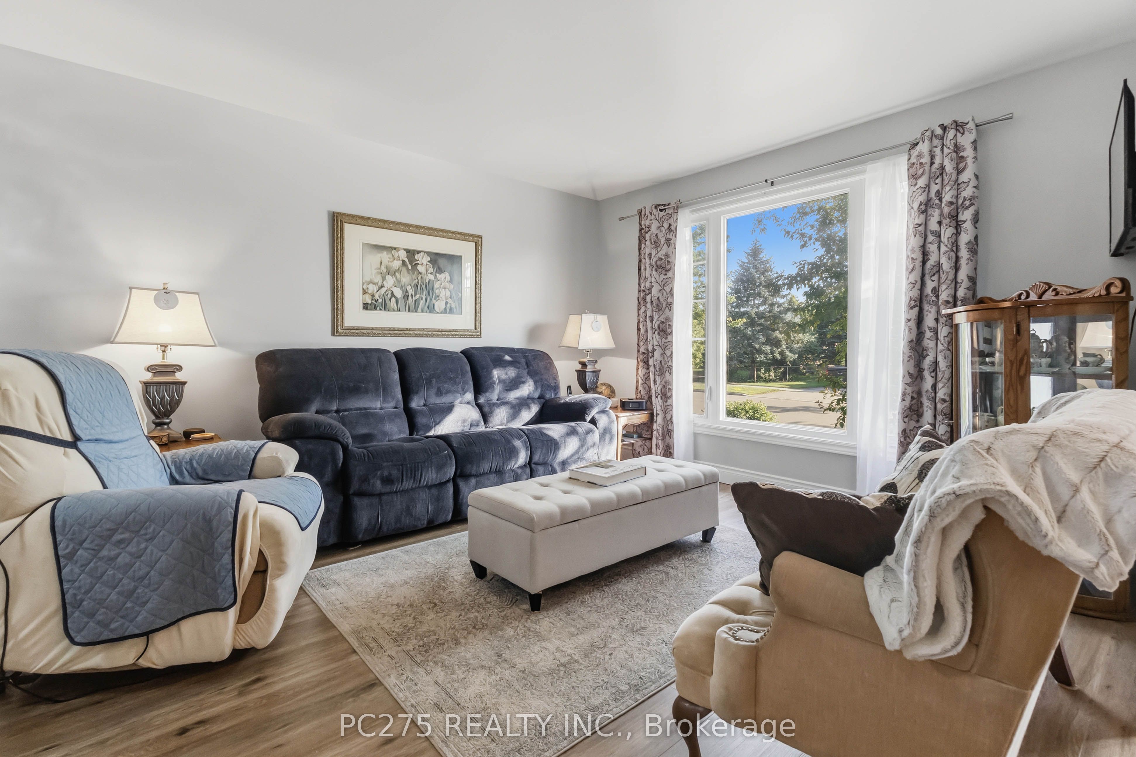 615 Deveron Crescent Property Photo 6