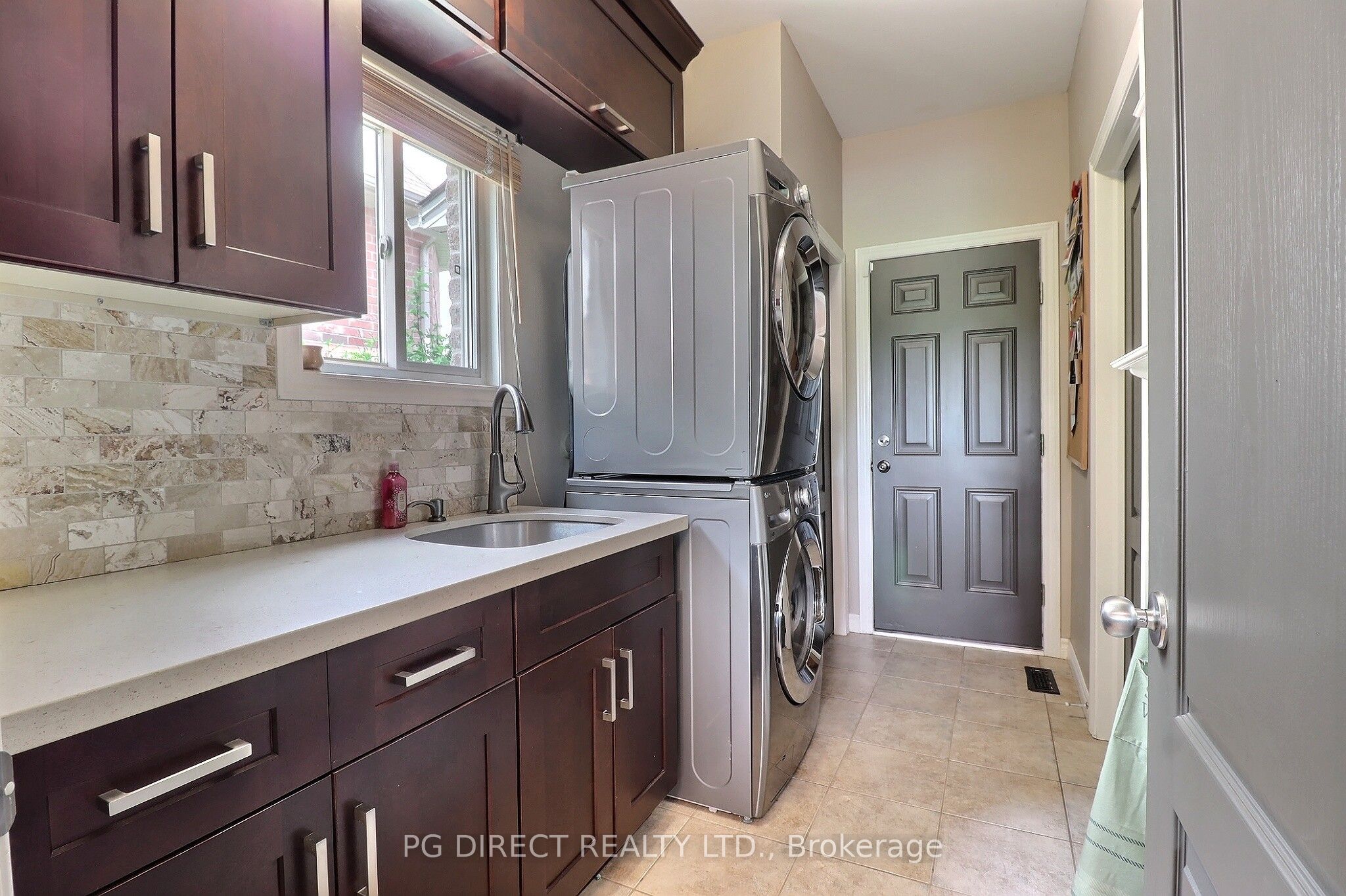 1040 Hanson Crescent Property Photo 13