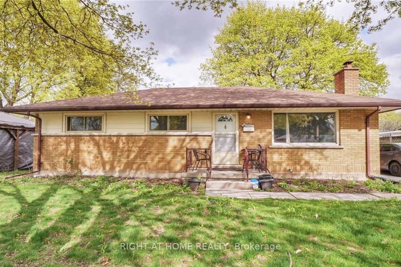 200 Renfro Crescent Property Photo 1