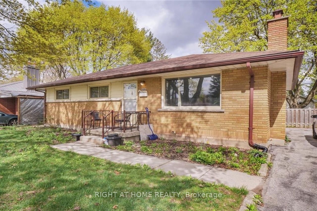 200 Renfro Crescent Property Photo 2