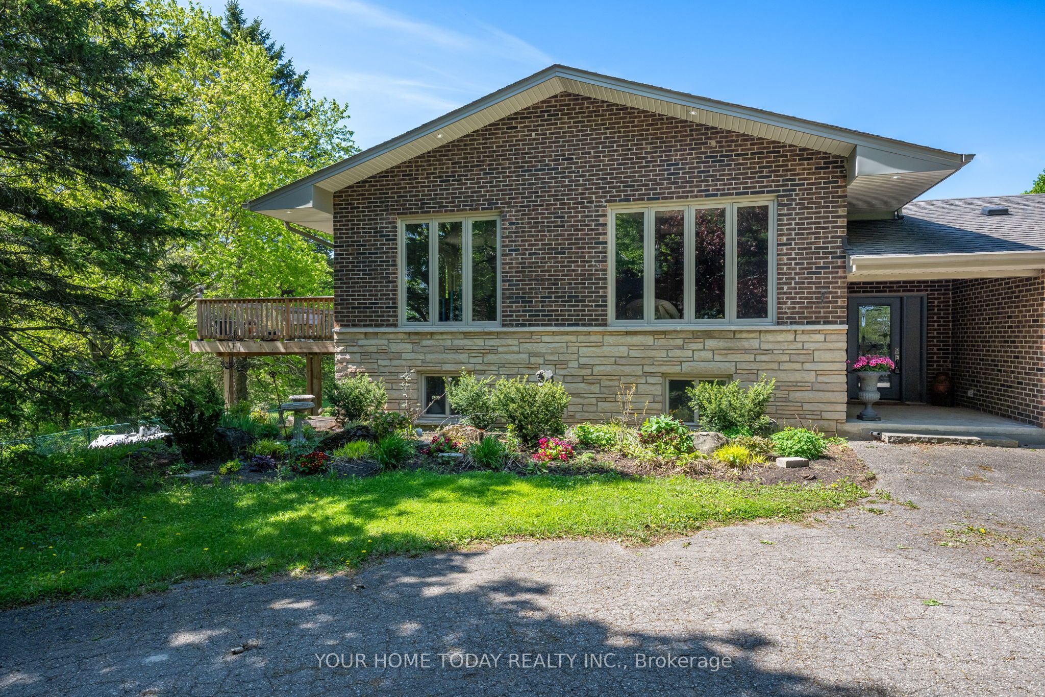5214 Tenth Line Property Photo 4