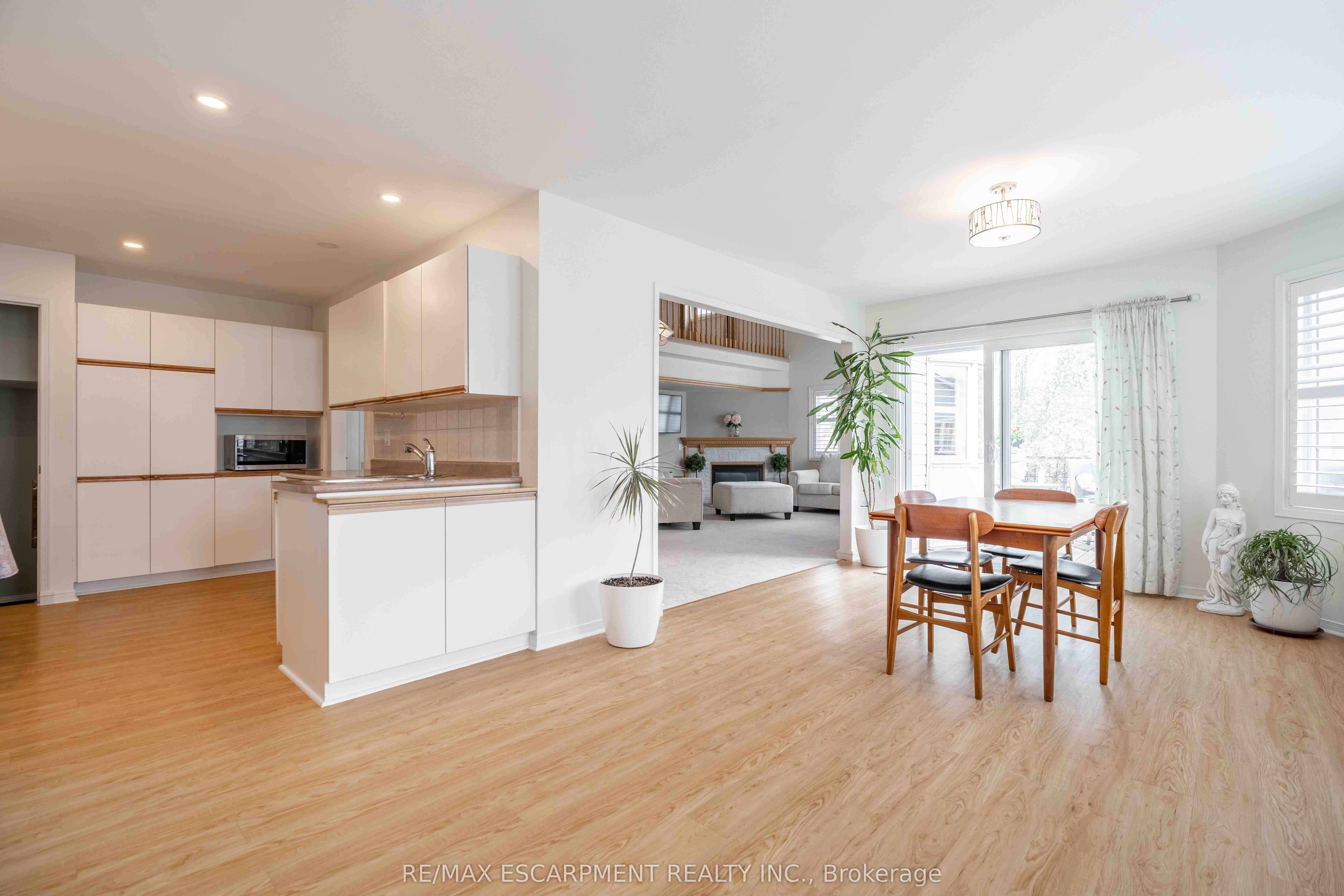195 Silverbirch Boulevard Property Photo 12