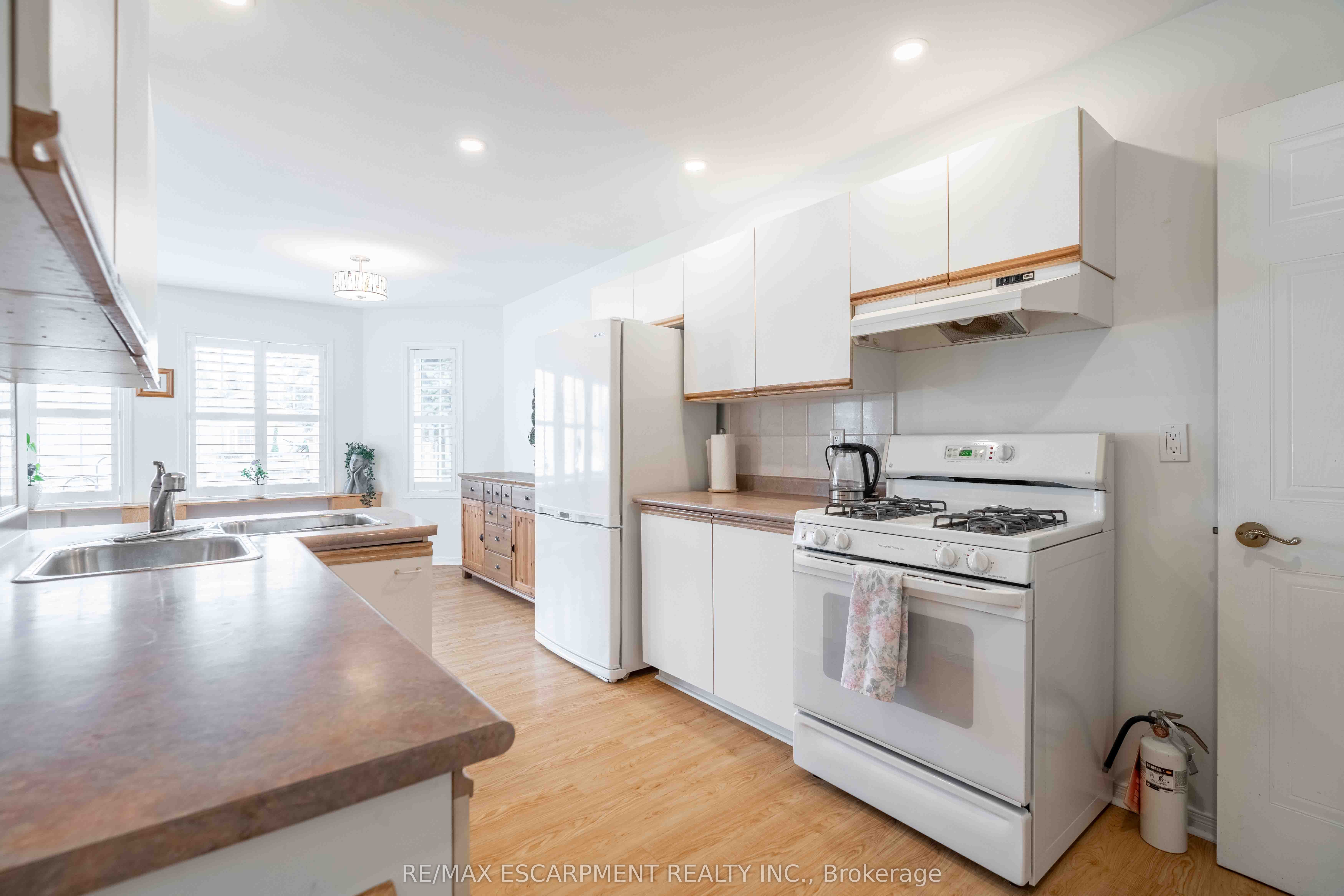 195 Silverbirch Boulevard Property Photo 16