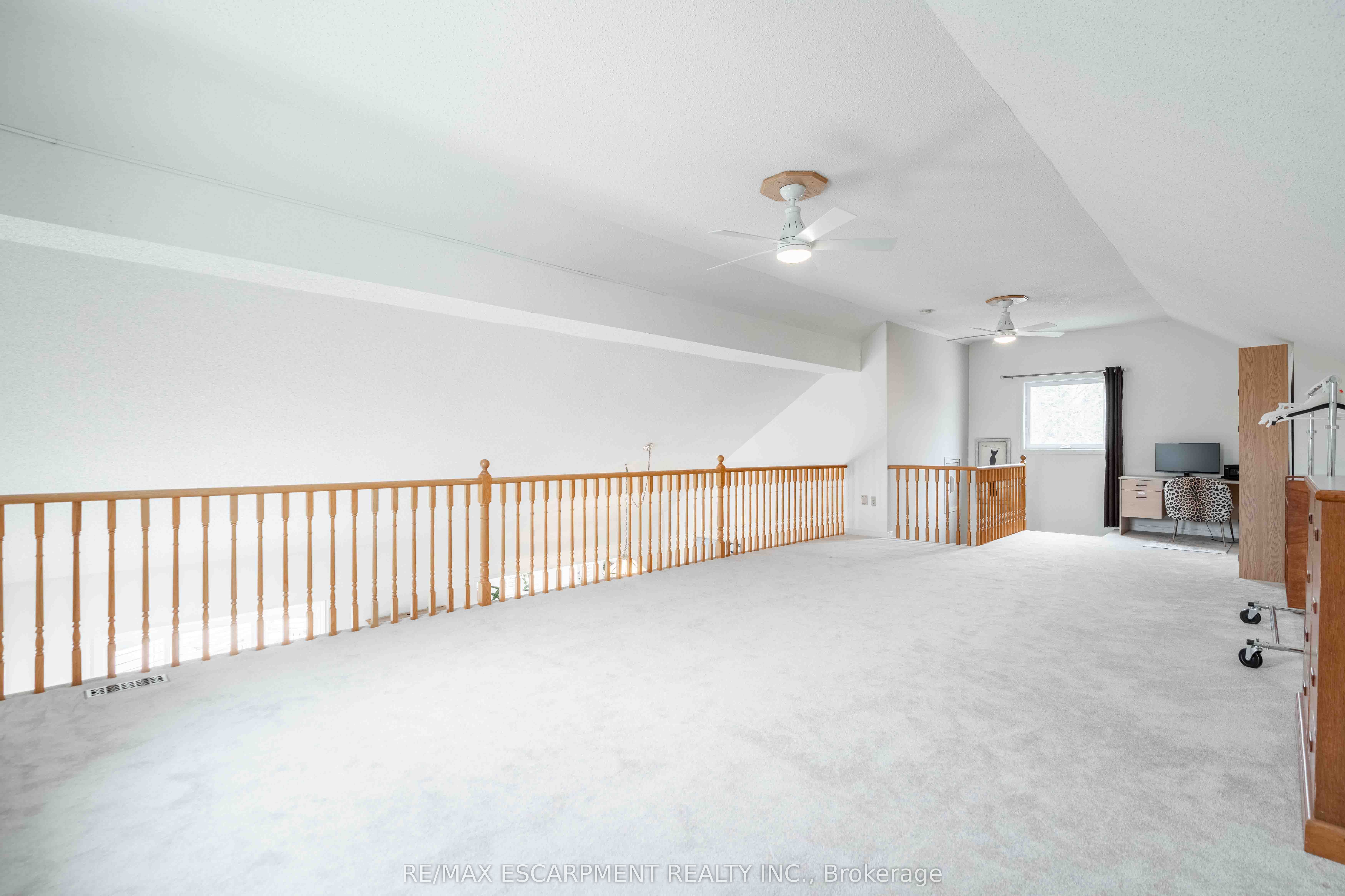 195 Silverbirch Boulevard Property Photo 19